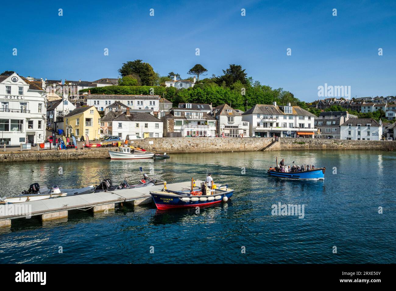 24. Mai 2023: St Mawes, Cornwall, UK - der Hafen von St Mawes auf der Roseland-Halbinsel, mit Abfahrt der Place-Fähre. Stockfoto