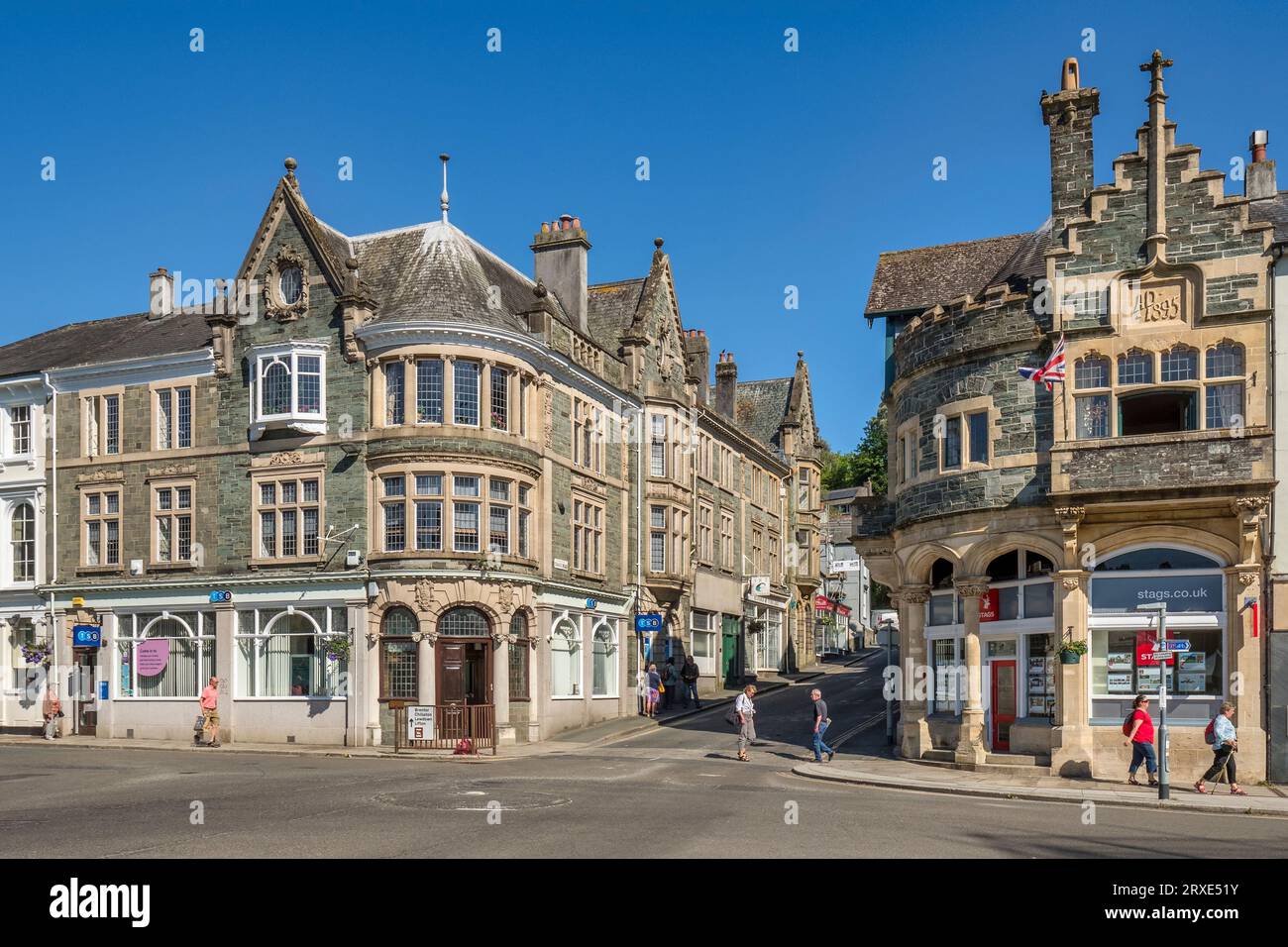 2. Juni 2023: Tavistock, Devon, UK - schöne alte Gebäude am Bedford Square, an einem Sommertag mit tiefblauem Himmel. Eine bleibende Reflexion des großartigen... Stockfoto