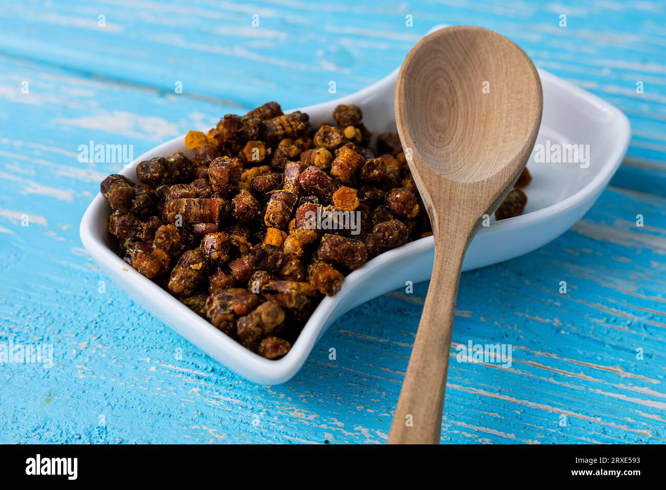 Pergament in einem Holzlöffel, Nahaufnahme. Vitamine, Sozialleistungen Stockfoto