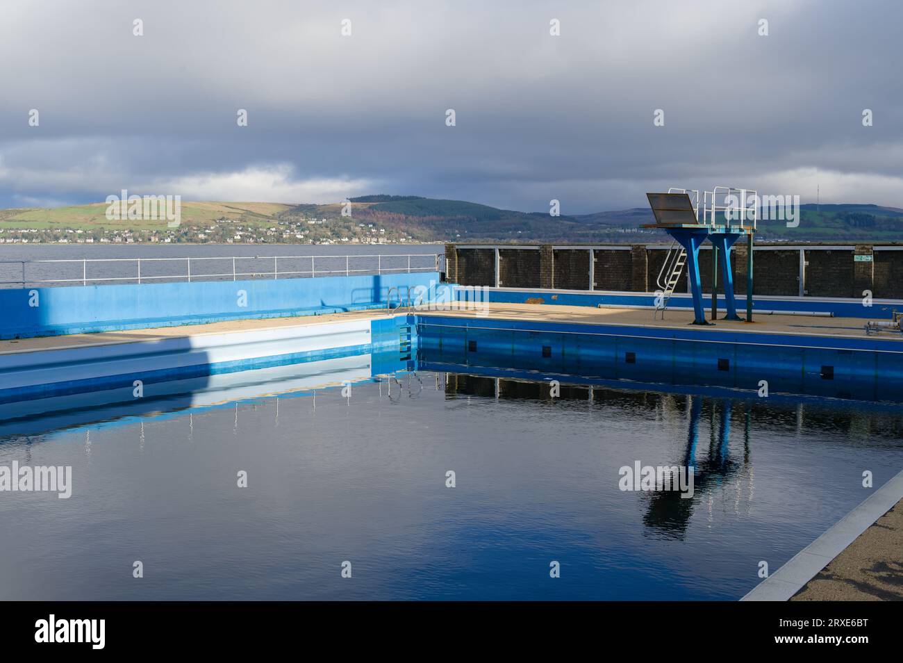 Der Außenpool im Freien ist wegen Wartungsarbeiten in Gourock geschlossen Stockfoto