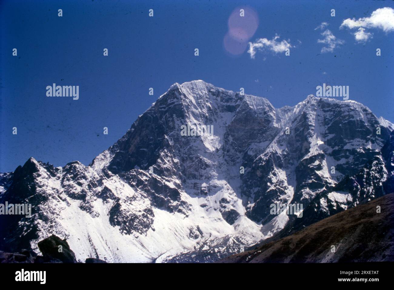 Nuptse oder Nubtse ist ein Berg in der Khumbu-Region des Mahalangur Himal im nepalesischen Himalaya. Es liegt zwei Kilometer westlich vom Mount Everest. Nubtse ist tibetisch für den „Westgipfel“, da es das westliche Segment des Massivs Lhotse-Nubtse ist. Stockfoto