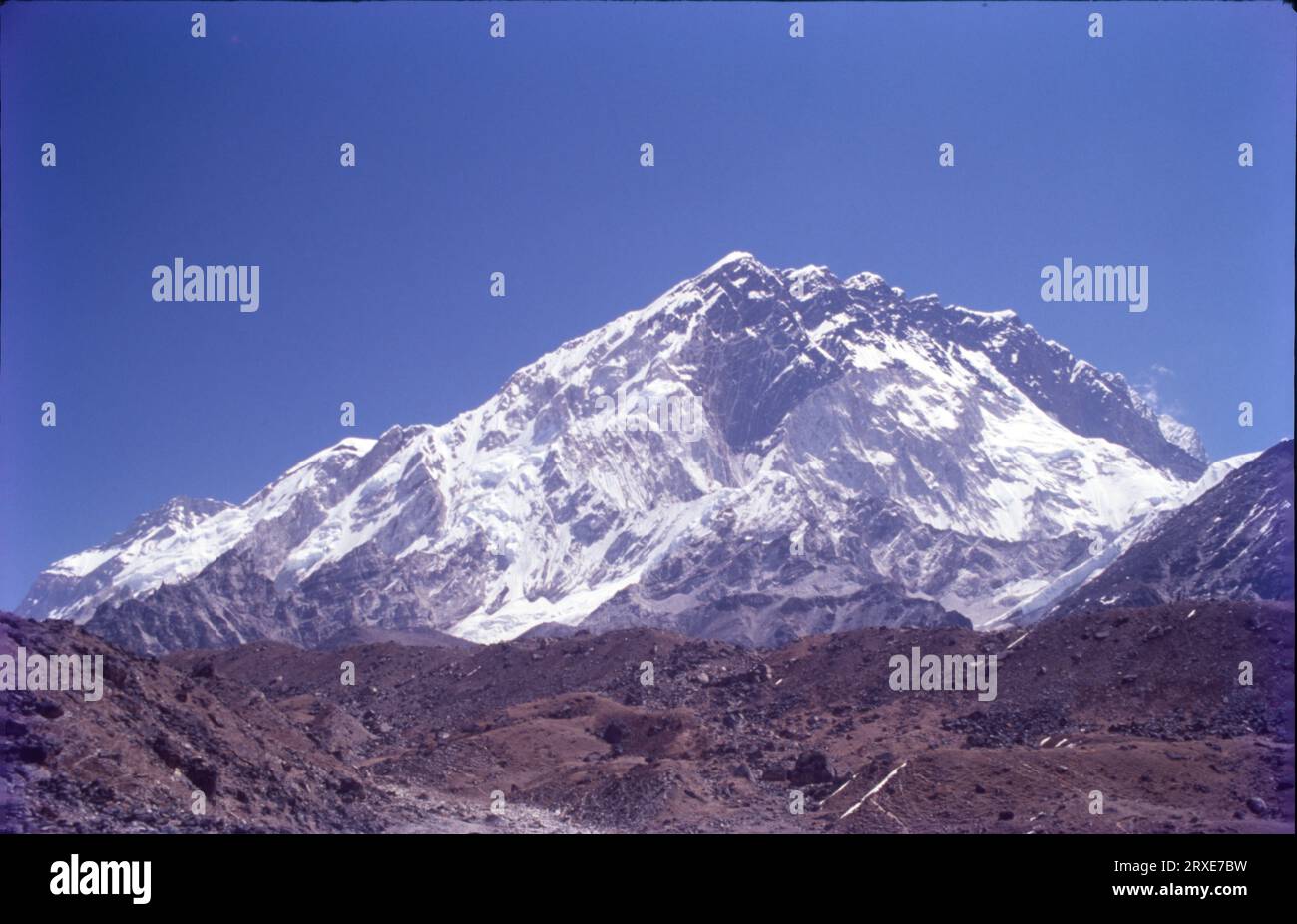 Nuptse oder Nubtse ist ein Berg in der Khumbu-Region des Mahalangur Himal im nepalesischen Himalaya. Es liegt zwei Kilometer westlich vom Mount Everest. Nubtse ist tibetisch für den „Westgipfel“, da es das westliche Segment des Massivs Lhotse-Nubtse ist. Stockfoto