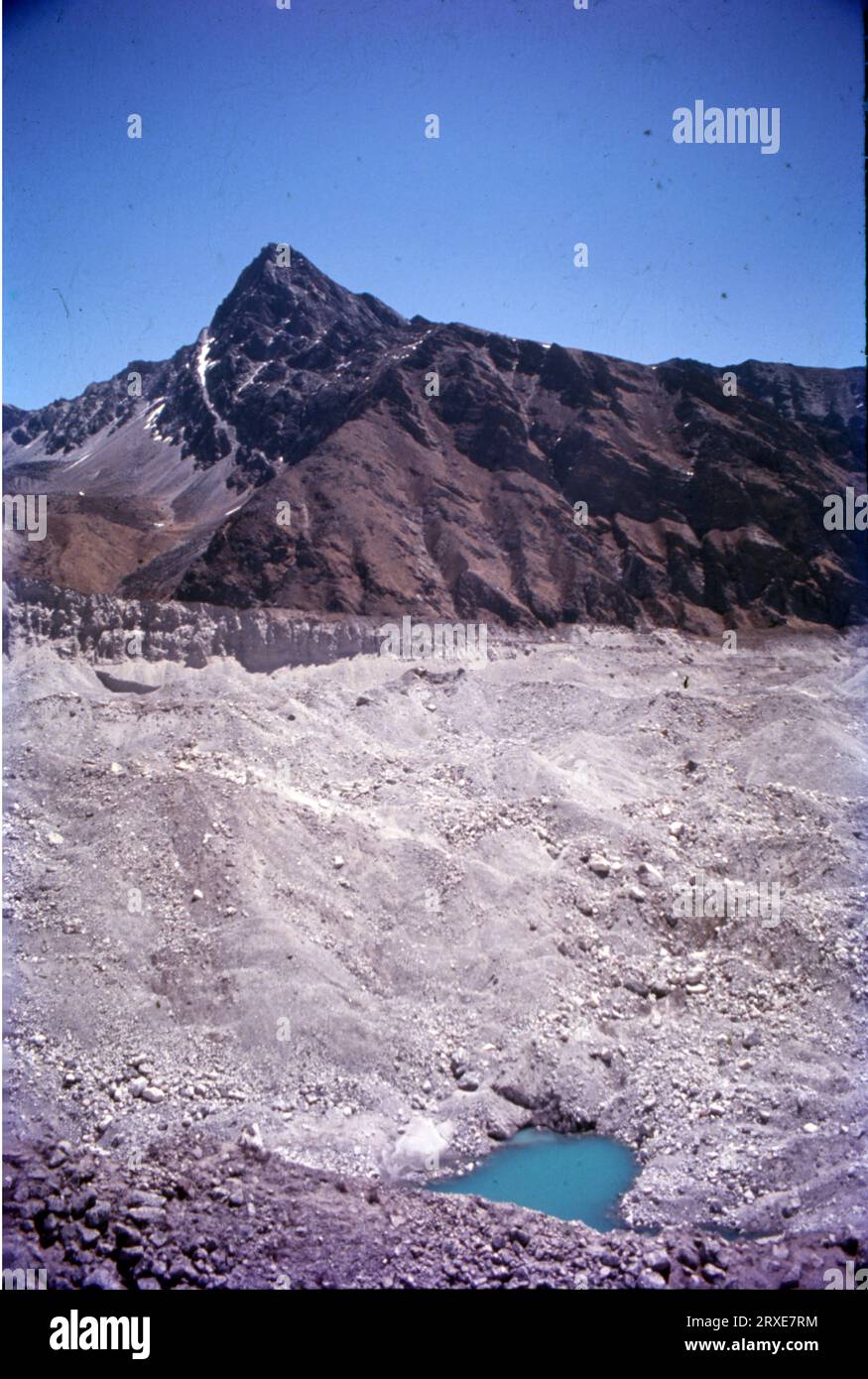 Der Cho Oyu ist mit 8.188 Metern (26.864 ft) der sethöchste Berg der Welt. Cho Oyu bedeutet auf Tibetisch „Türkische Göttin“. Der Berg ist der westlichste Hauptgipfel des Khumbu-Unterabschnitts des Mahalangur-Himalaya 20 km westlich des Mount Everest. Der Berg steht an der Grenze zwischen China und Nepal zur Provinz Nr.1. Stockfoto