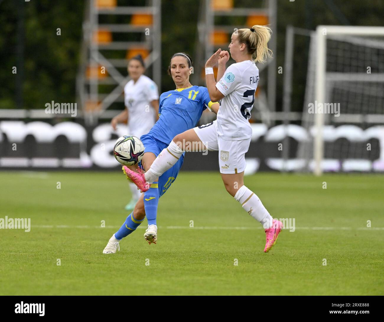 Nicht exklusiv: STAROGARD GDANSKI, POLEN - 22. SEPTEMBER 2023 - Mittelfeldspieler Daryna Apanaschenko (L) aus der Ukraine und Mittelfeldspieler Tijana Filipovic aus Serbi Stockfoto