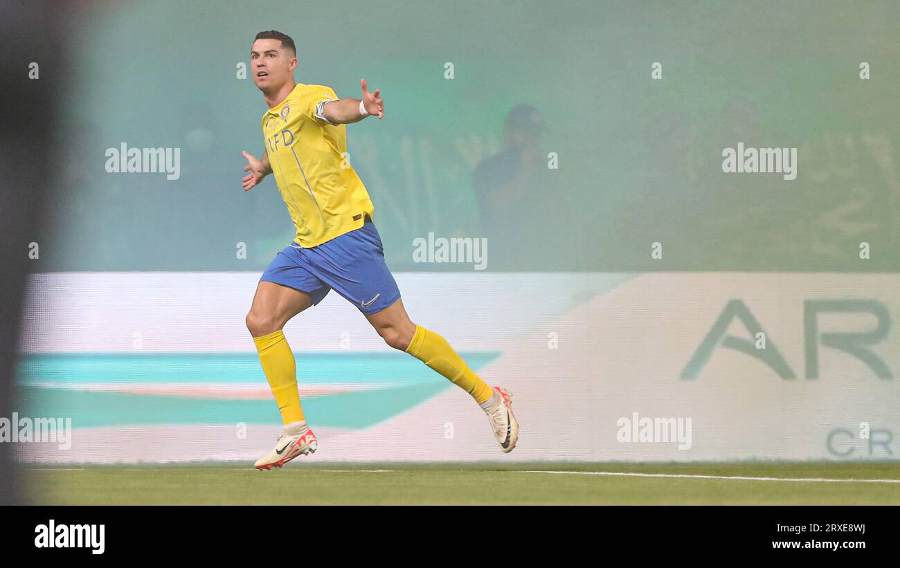 Cristiano Ronaldo vom Al-Nassr SFC feiert, nachdem er am 7. Spieltag der SAFF Roshn Saudi Pro League 2023-24 im King Saud University Stadium am 14. September 2023 in Riad, Saudi-Arabien, gegen Al-Ahli Saudi FC geschossen hat. Foto von Stringer / Power Sport Images Stockfoto