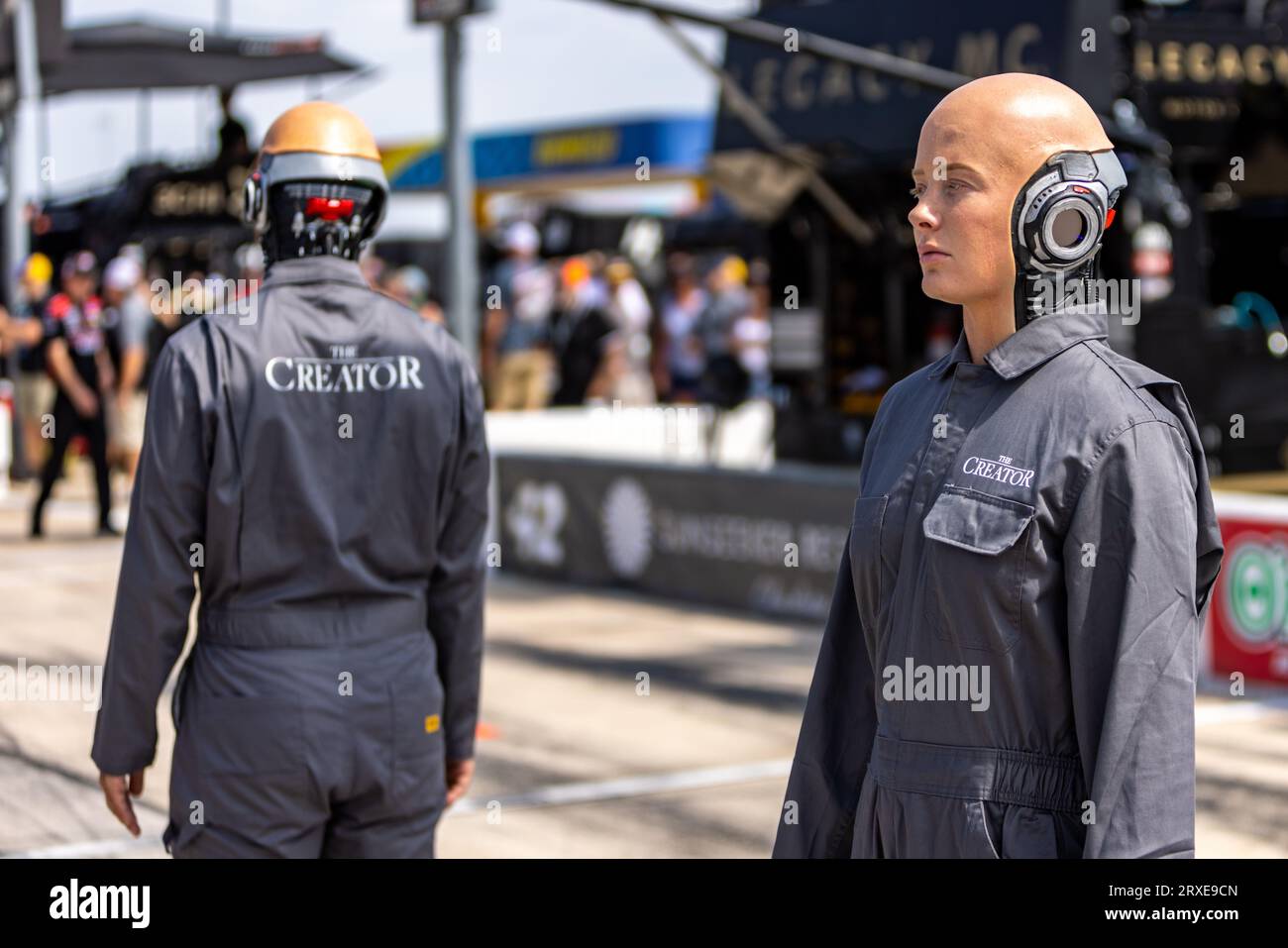 Fort Worth, Texas - 24. September 2023: Roboter aus dem Science-fiction-Drama von Gareth Edwards’ „The Creator“. War auf der NASCAR Autotrader EchoPark Automotive 400 auf dem Texas Motor Speedway zu sehen. Quelle: Nick Paruch/Alamy Live News Stockfoto