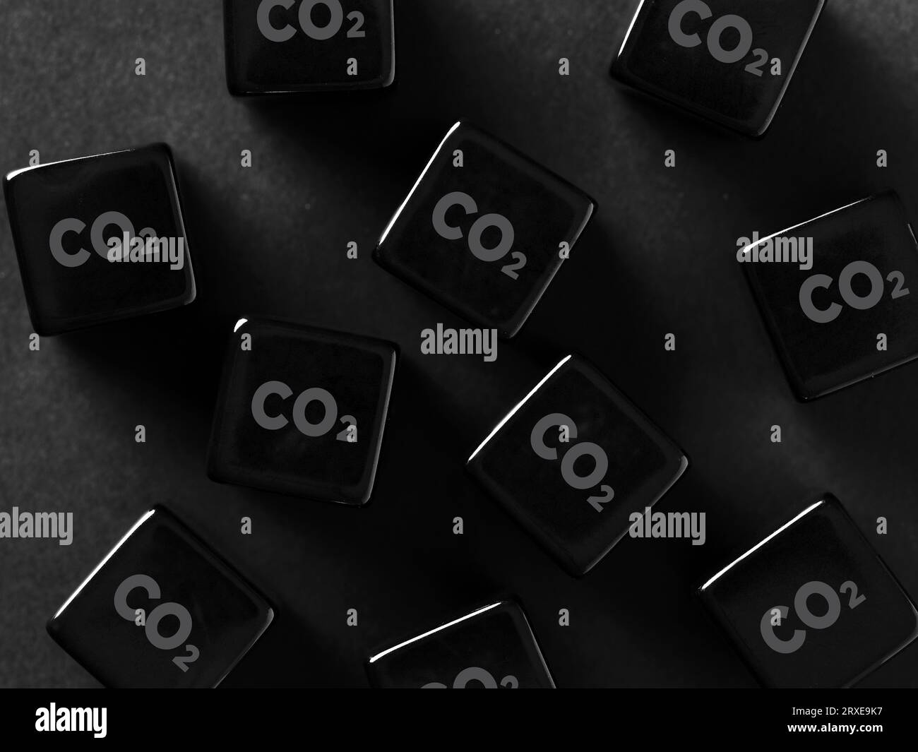 Umweltverschmutzungs- und CO2-Emissionskonzept. CO2-Kohlendioxid-Symbol auf schwarzen Würfeln. Stockfoto