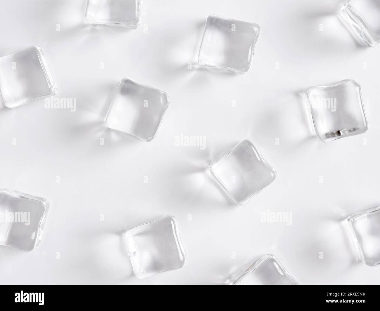 Transparente Eiswürfel auf weißem Hintergrund. Stockfoto