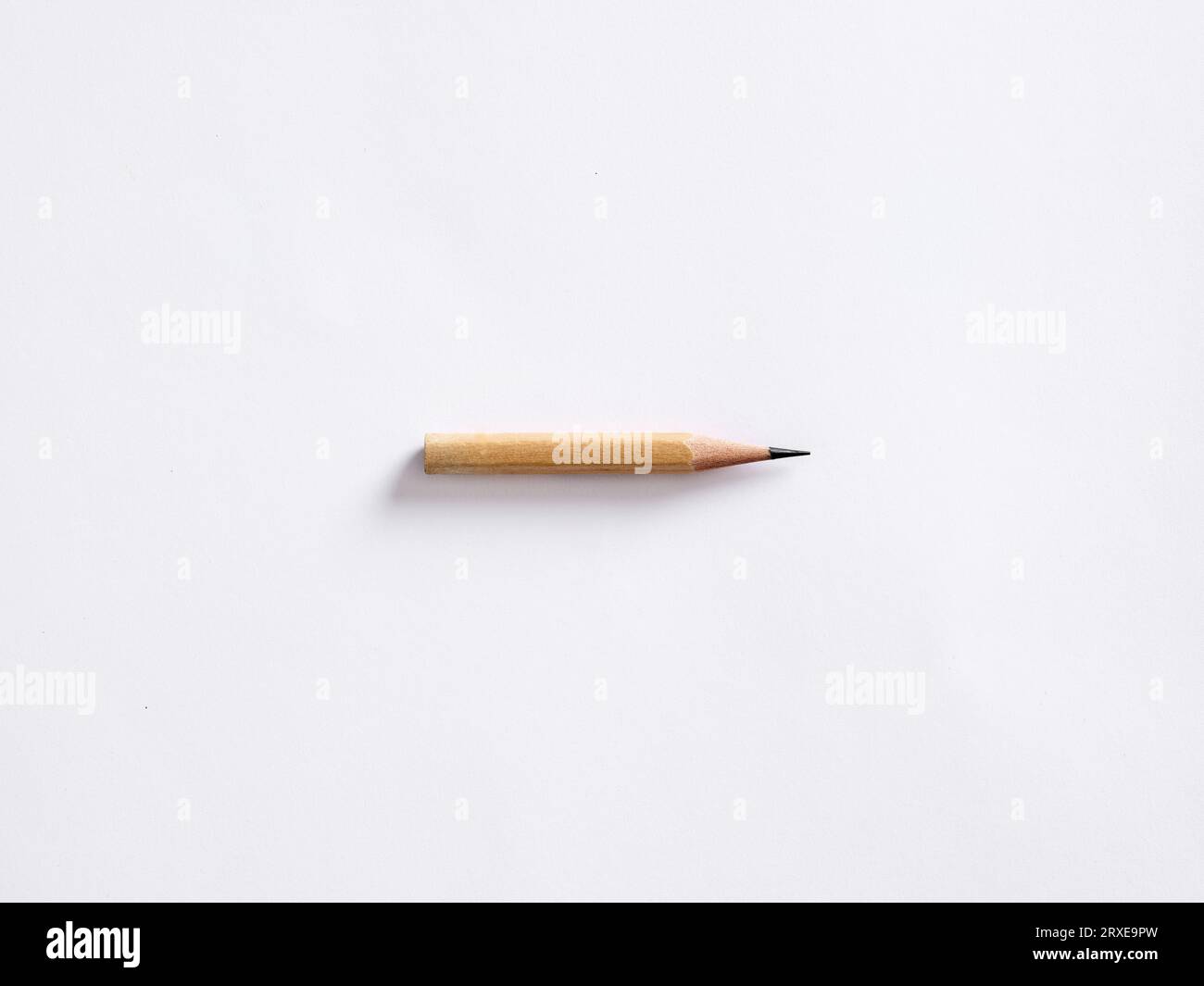 Kurzer Bleistift auf weißem Hintergrund. Stockfoto