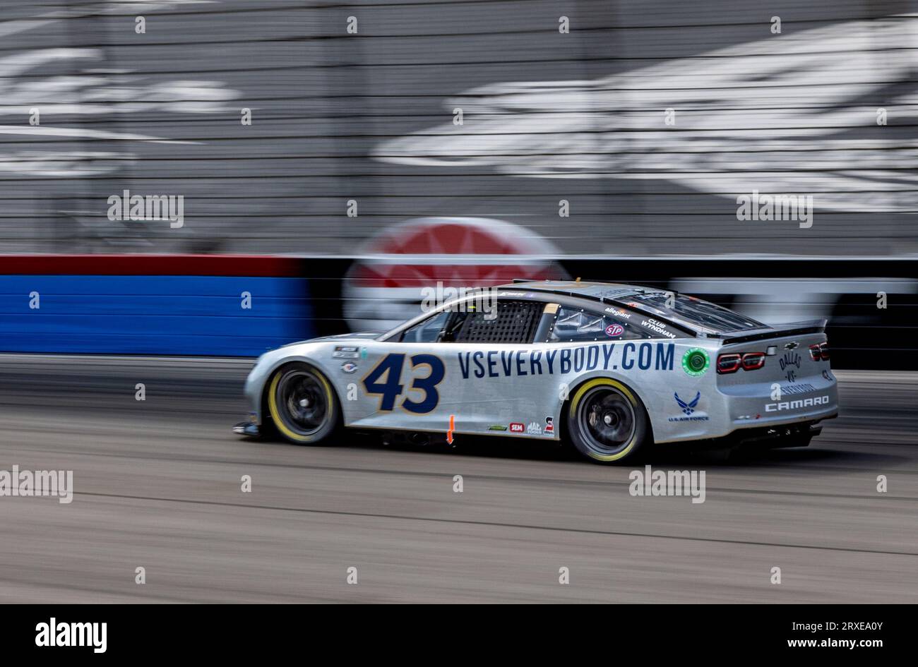 Fort Worth, Texas - 24. September 2023: Erik Jones, Fahrer der #43 Legacy Chevrolet, nimmt am NASCAR Autotrader EchoPark Automotive 400 auf dem Texas Motor Speedway Teil. Quelle: Nick Paruch/Alamy Live News Stockfoto