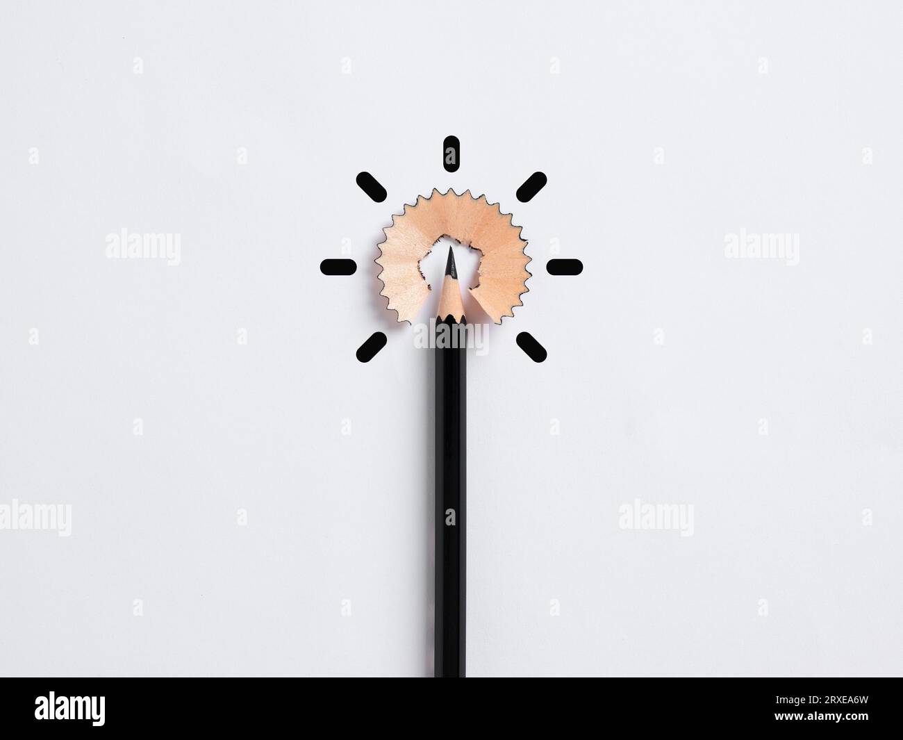 Ideen, Kreativität, Brainstorming, Lern- und Bildungskonzepte. Schwarzer Bleistift und Rasierer stehen für die ideale Form einer Glühbirne. Stockfoto