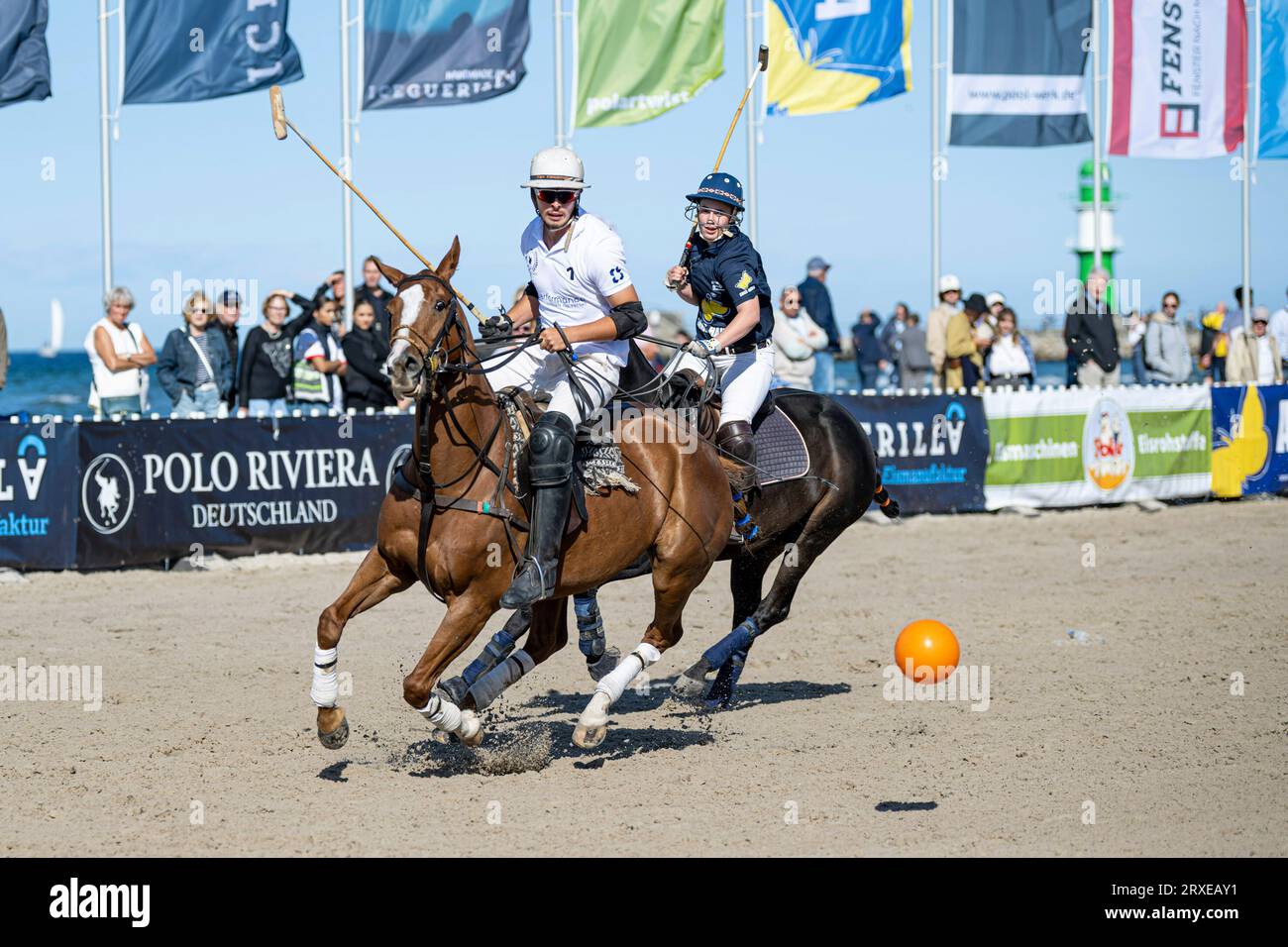 Rostock, Warnemünde Deutschland 24. September 2023: Beach Polo Masters Warnemünde 2023 im Bild: v. li. im Zweikampf Ken Kawamoto und Aziza Ghane Stockfoto