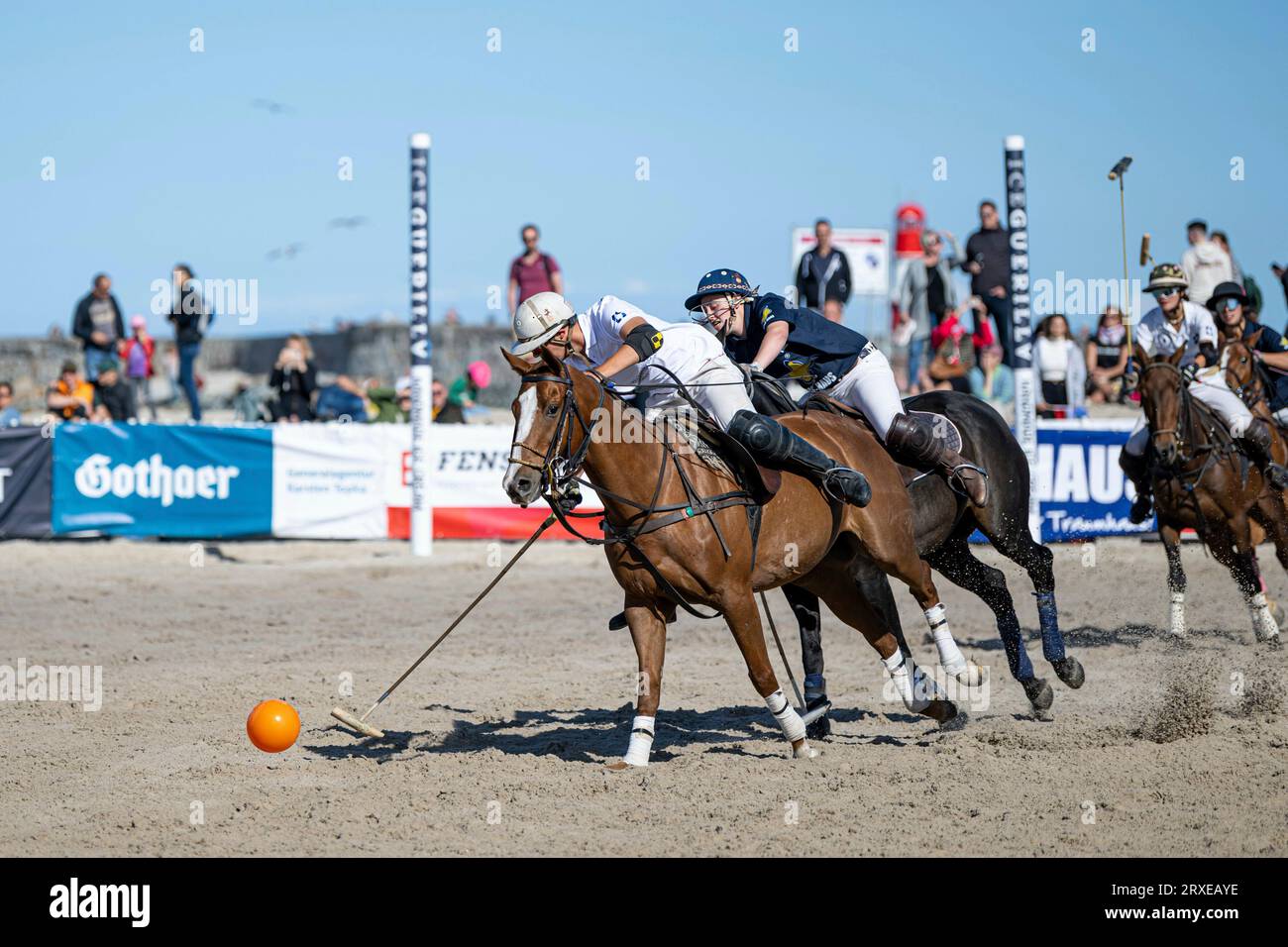 Rostock, Warnemünde Deutschland 24. September 2023: Beach Polo Masters Warnemünde 2023 im Bild: v. li. im Zweikampf Ken Kawamoto und Aziza Ghane Stockfoto