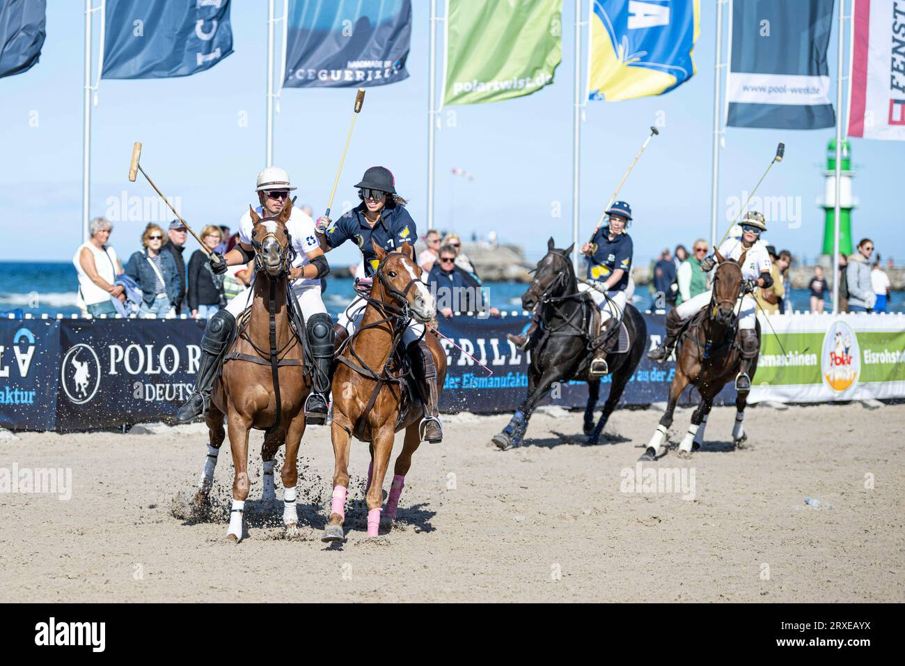 Rostock, Warnemünde Deutschland 24. September 2023: Beach Polo Masters Warnemünde 2023 im Bild: v. li. im Zweikampf Ken Kawamoto und Mona scharf Stockfoto