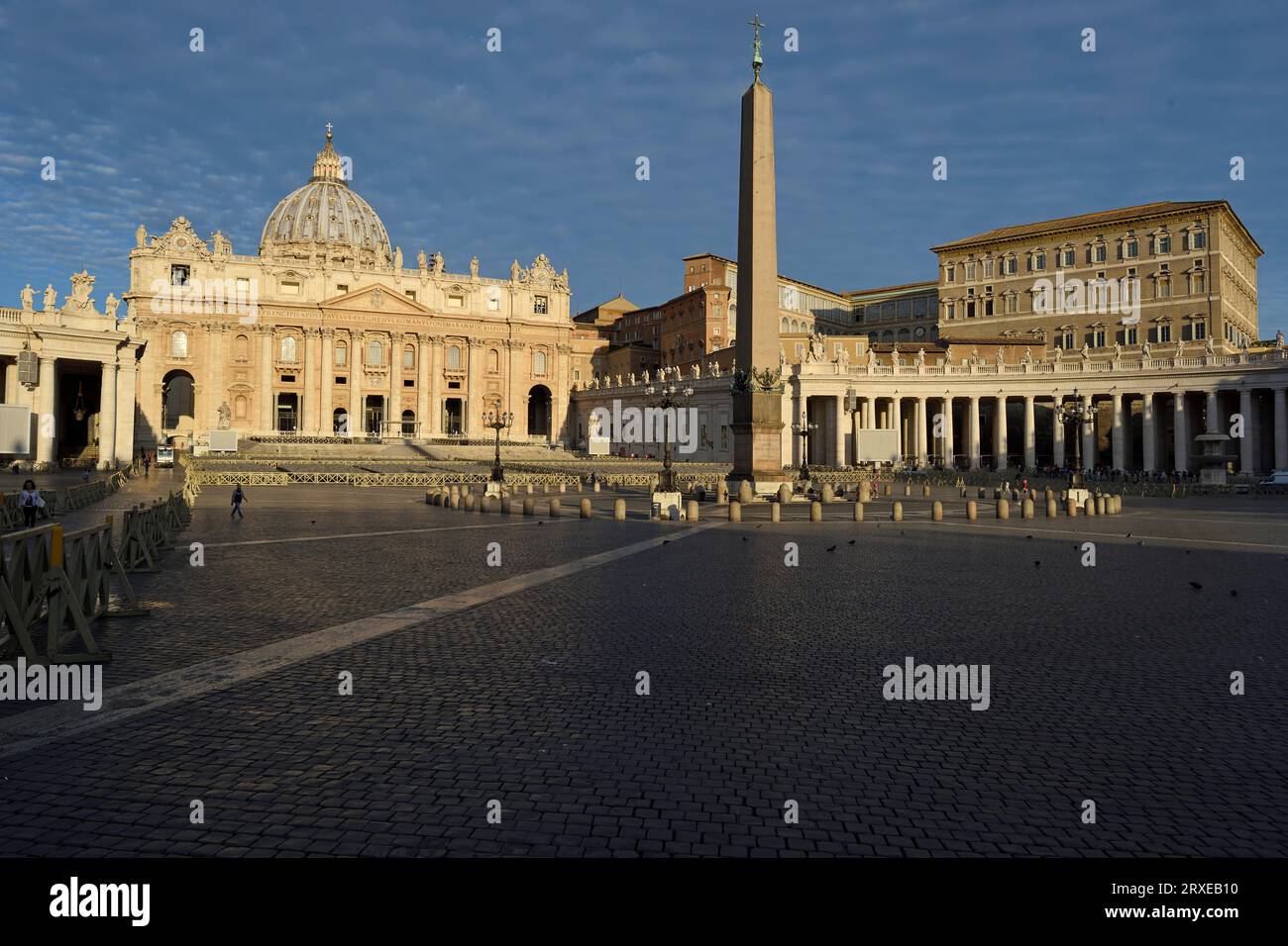 Panoramablick auf den Petersplatz im Vatikan in Rom. Die päpstliche Basilika, die Bernini-Kolonnaden, der Apostolische Palast und der Obelisk. Stockfoto