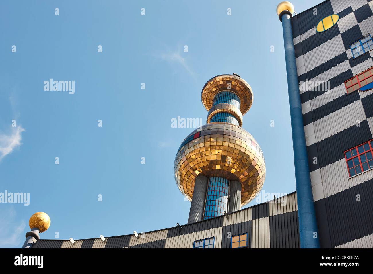 Mehrfarben-Spitelau-Verbrennungsofen und -Turm im Wiener Stadtzentrum. Österreich Stockfoto