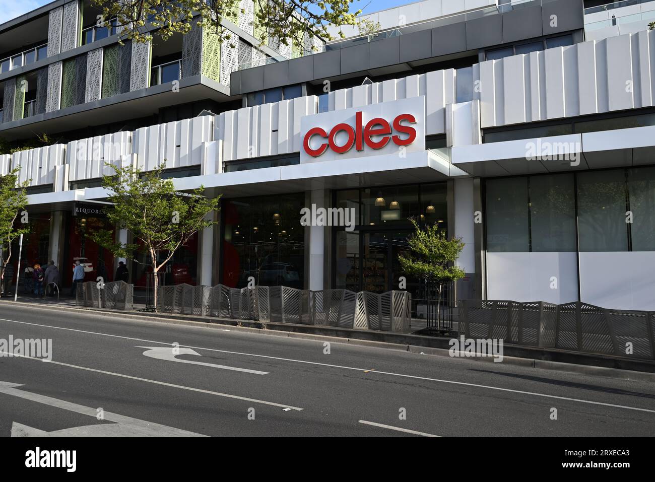 Außenansicht des neuen Bay St Coles Supermarktes mit dem roten Logo des Unternehmens über dem Fußweg vor dem Geschäft Stockfoto