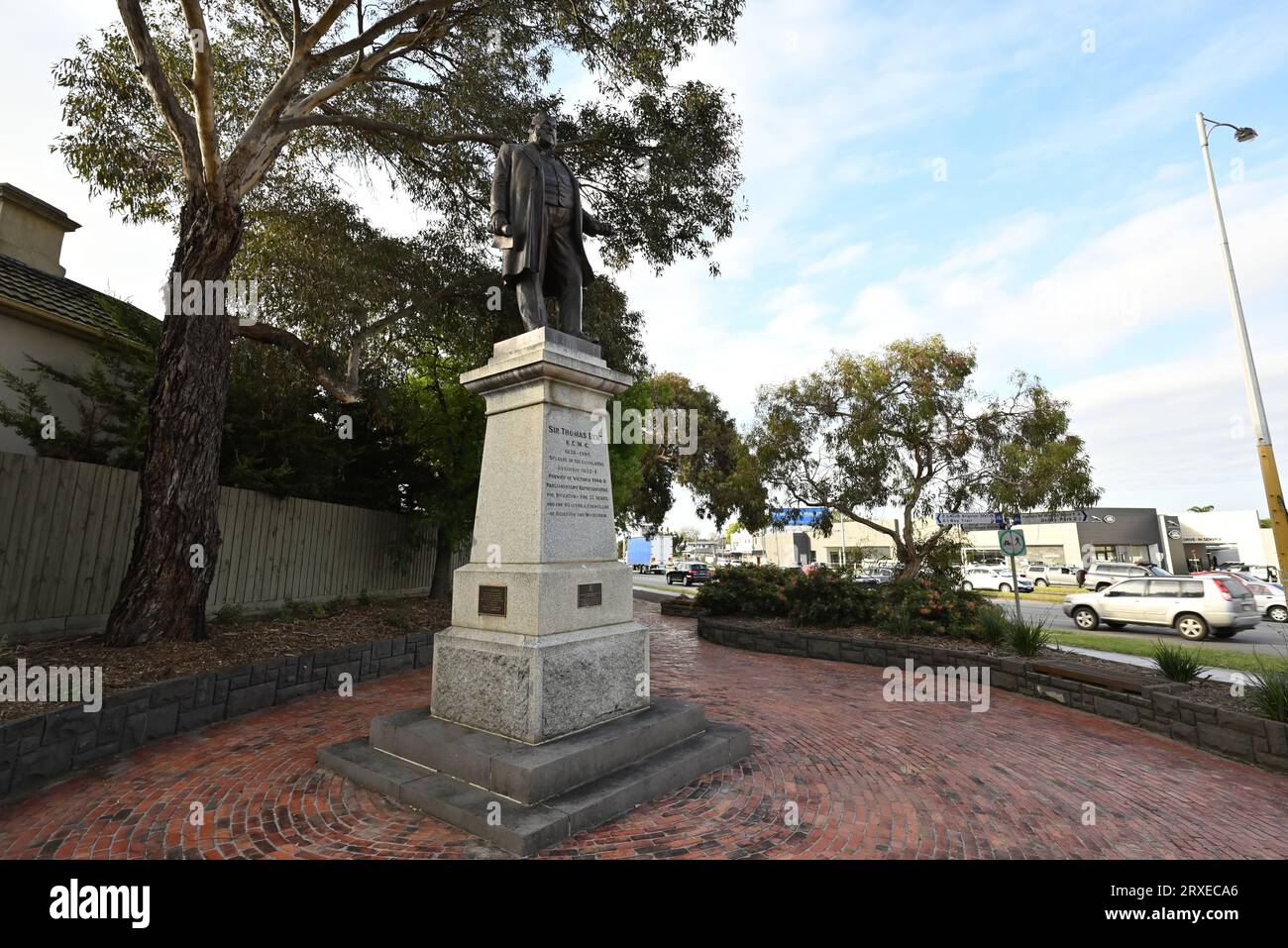 Statue des ehemaligen viktorianischen Politikers Sir Thomas Bent (1838–1909) mit Blick auf den geschäftigen Nepean Highway Stockfoto