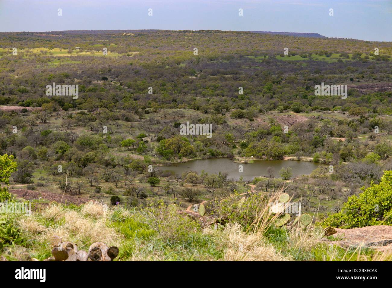 Panoramablick auf das Tal und die Hügel im Texas Hill Country im berühmten Enchanted Rock State Park, Texas Stockfoto