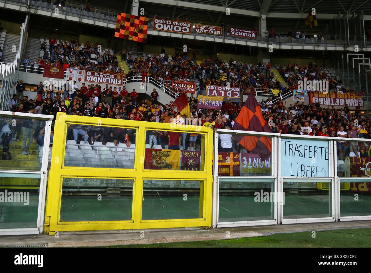 Fans von AS Roma während des Spiels Der Serie A zwischen dem FC Turin und AS Roma am 24. September 2023 im Olympiastadion Grande Torino in Turin, Italien. Stockfoto