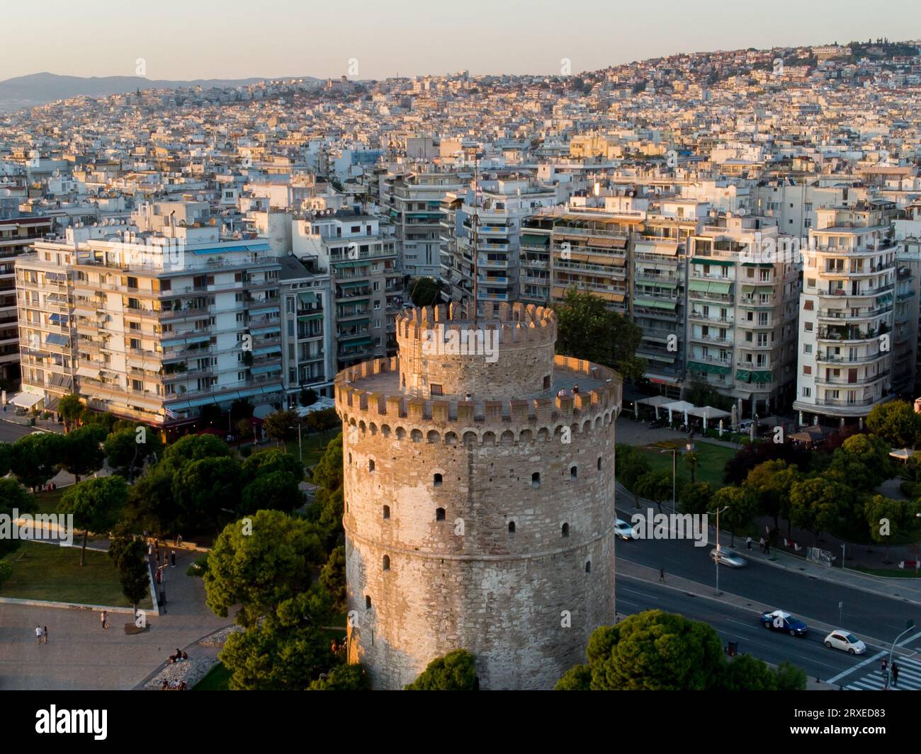 Griechenland, Thessaloniki, september 2023. Panoramaaussicht auf das Wahrzeichen der Stadt Thessaloniki und die gesamte Region Makedonien - den Weißen Turm. Stockfoto