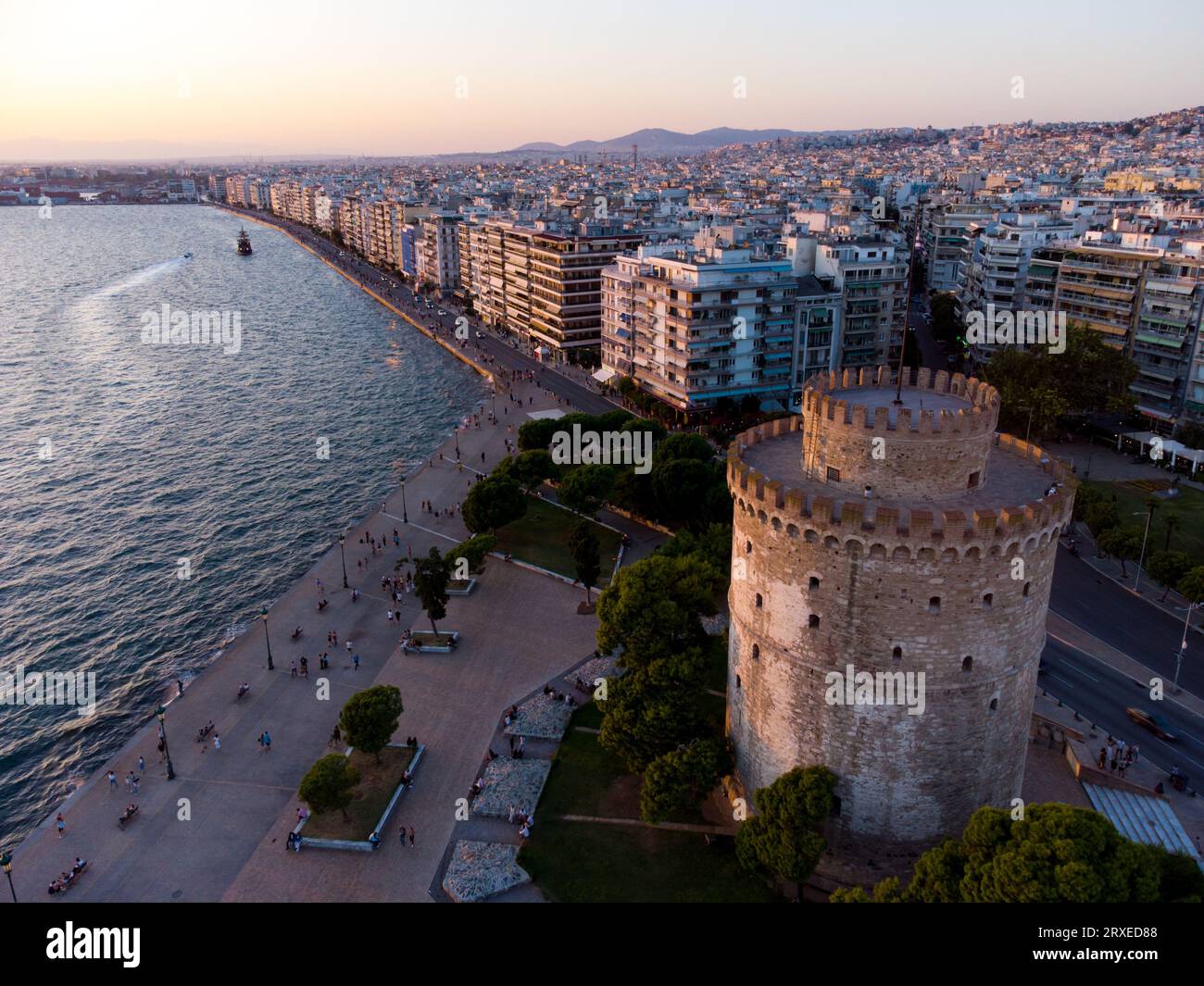 Griechenland, Thessaloniki, september 2023. Panoramaaussicht auf das Wahrzeichen der Stadt Thessaloniki und die gesamte Region Makedonien - den Weißen Turm. Stockfoto