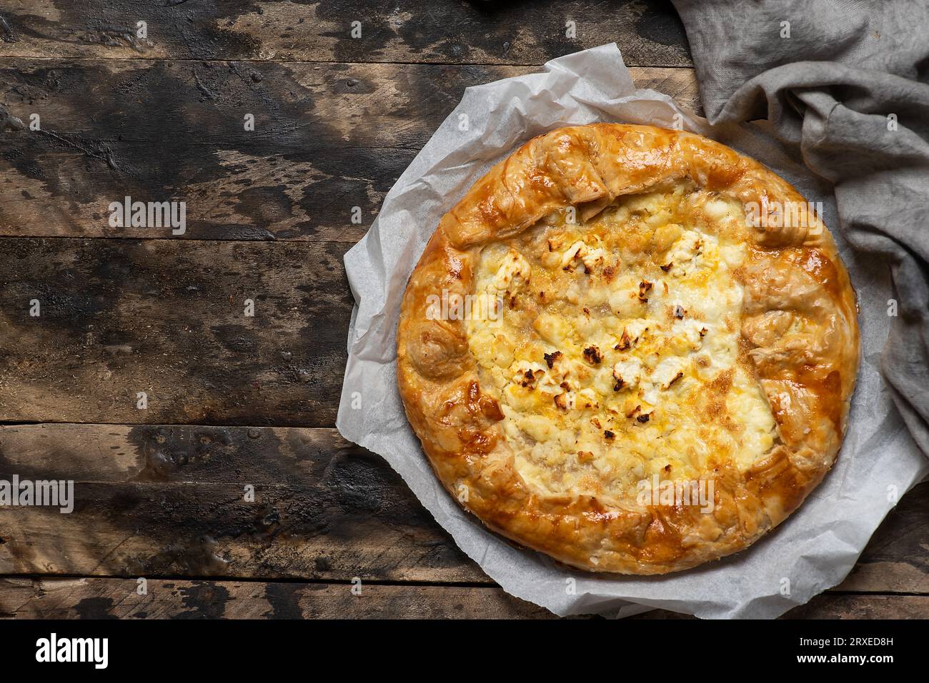 Köstlicher herzhafter Kuchen. Mit Käse- und Eierfüllung, im Ofen ...