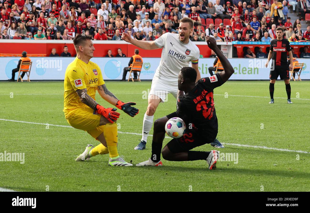 Leverkusen, Deutschland. September 2023. Torwart Kevin Müller (Heidenheim), Patrick Mainka (Heidenheim), Victor Boniface (Bayer), Leverkusen, Deutschland, 24.09.2023, 1. Bundesliga, 5. Spieltag, Bayer 04 Leverkusen - 1. FC Heidenheim. Die DFL-VORSCHRIFTEN VERBIETEN DIE VERWENDUNG VON FOTOGRAFIEN ALS BILDSEQUENZEN UND/ODER QUASI-VIDEO Credit: Jürgen Schwarz/Alamy Live News Stockfoto