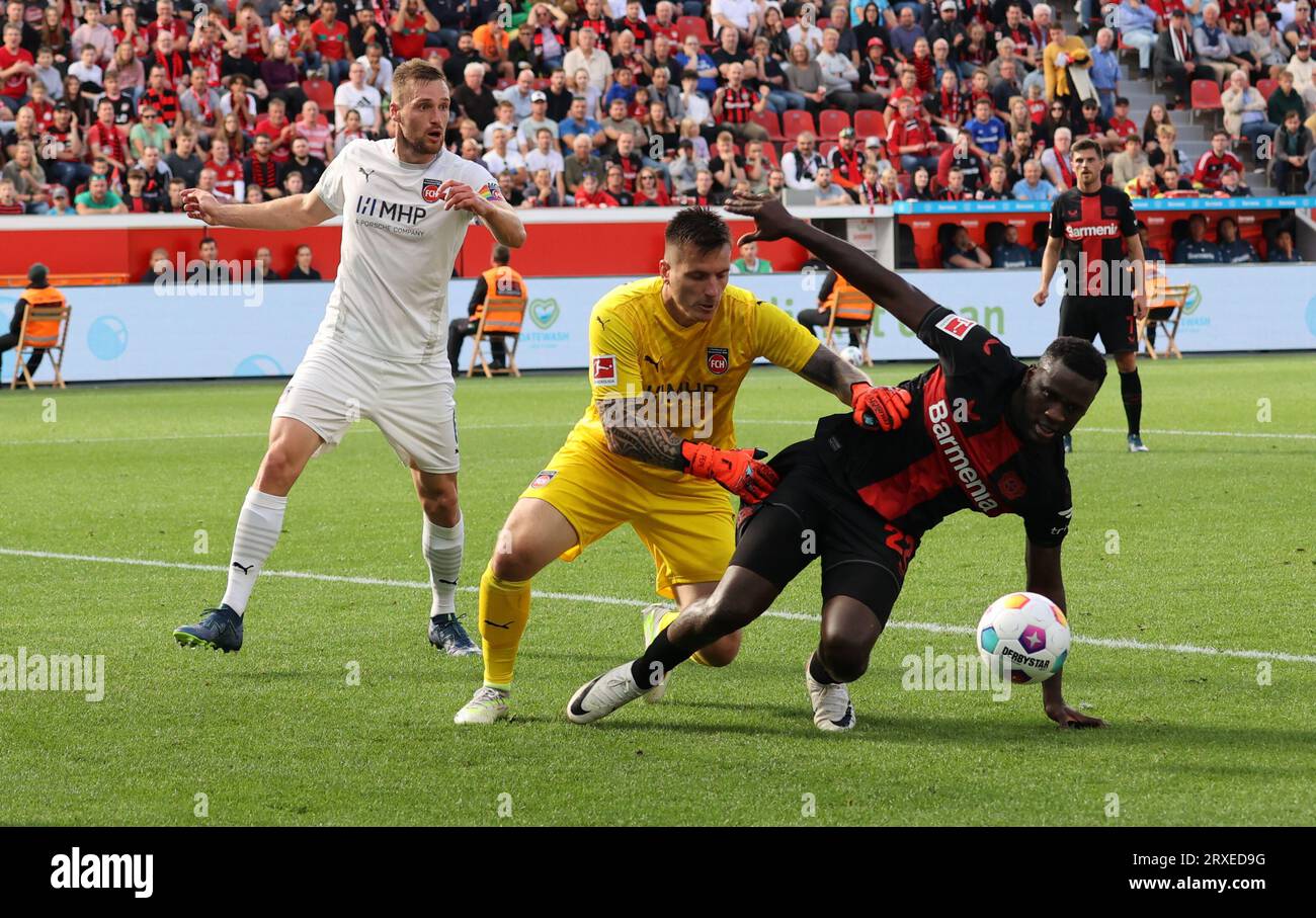 Leverkusen, Deutschland. September 2023. Torwart Kevin Müller (Heidenheim), Patrick Mainka (Heidenheim), Victor Boniface (Bayer), Leverkusen, Deutschland, 24.09.2023, 1. Bundesliga, 5. Spieltag, Bayer 04 Leverkusen - 1. FC Heidenheim. Die DFL-VORSCHRIFTEN VERBIETEN DIE VERWENDUNG VON FOTOGRAFIEN ALS BILDSEQUENZEN UND/ODER QUASI-VIDEO Credit: Jürgen Schwarz/Alamy Live News Stockfoto