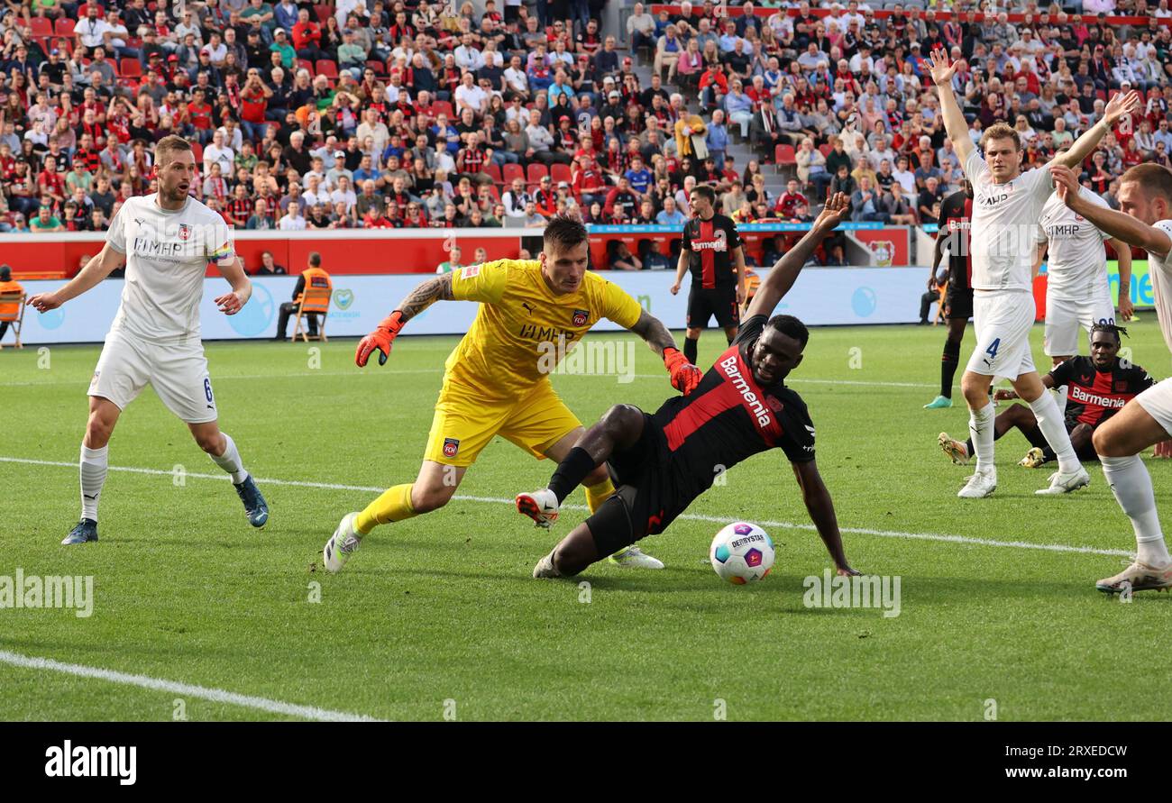 Leverkusen, Deutschland. September 2023. Torwart Kevin Müller (Heidenheim), Patrick Mainka (Heidenheim), Victor Boniface (Bayer), Leverkusen, Deutschland, 24.09.2023, 1. Bundesliga, 5. Spieltag, Bayer 04 Leverkusen - 1. FC Heidenheim. Die DFL-VORSCHRIFTEN VERBIETEN DIE VERWENDUNG VON FOTOGRAFIEN ALS BILDSEQUENZEN UND/ODER QUASI-VIDEO Credit: Jürgen Schwarz/Alamy Live News Stockfoto