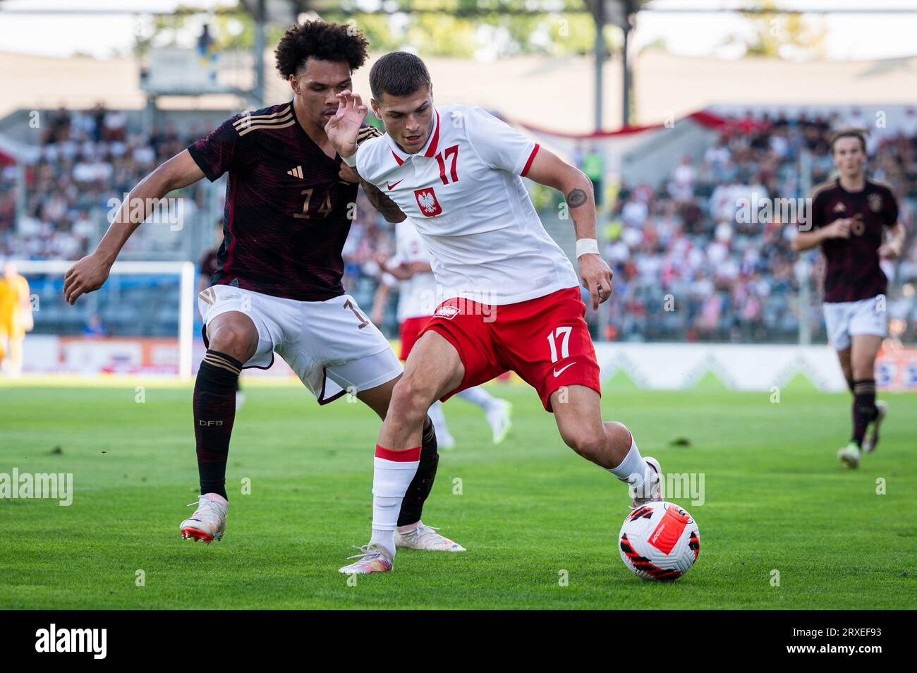 LEGNICA, POLEN - 11. SEPTEMBER 2023: Freundschaftsfußballspiel unter 20 Elite League Polen gegen Deutschland 1:1. In Aktion Nnamdi Collins (L) Marcel Blachew Stockfoto
