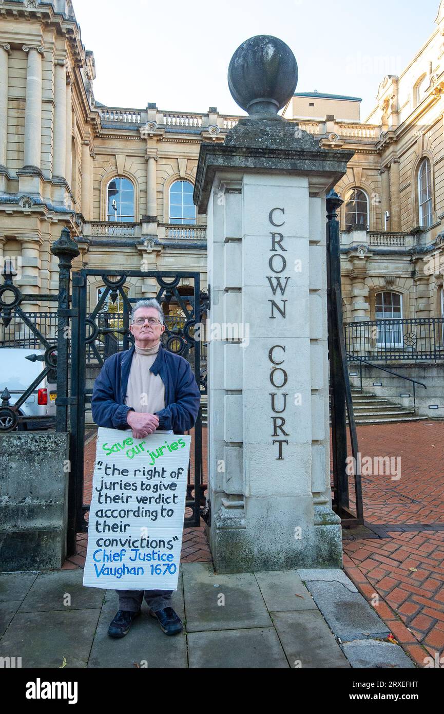 Reading, Berkshire, Großbritannien. 25. September 2023. Heute Morgen hielt eine Gruppe von sechs Anwohnern Schilder vor dem Reading Crown Court in Berkshire hoch, als Teil der Kampagne zur Verteidigung unserer Jurys. Im März 2023 hielt der 68-jährige Trudi Warner ein Schild vor dem Inner London Crown Court, wo ein Klimaprozess stattfand, mit den Worten „Juroren Sie haben ein absolutes Recht, einen Angeklagten nach Ihrem Gewissen freizusprechen“. Trudi Warner wird nun wegen Verachtung des Gerichts vom Generalstaatsanwalt angeklagt. Quelle: Maureen McLean/Alamy Live News Stockfoto