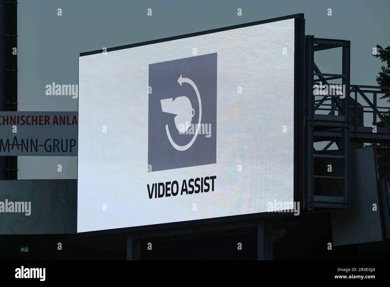 2. Bundesliga - VfL Osnabrück - Hamburger SV am 22.09.2023 an der Bremer Brücke in Osnabrück VAR/Video Assist Logo - Feature, Symbol, Symbolfoto, charakteristisch, Detail Foto: Osnapix die DFL-Vorschriften verbieten die Verwendung von Fotografien als Bildsequenzen und/oder Quasi-Video Stockfoto