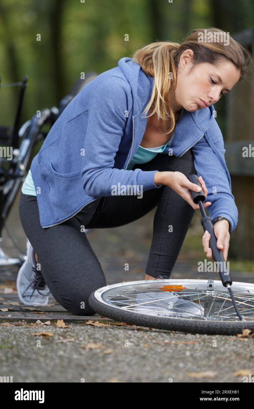 Junge Frau Pumpen bis der Reifen für Ihr Bike Stockfoto