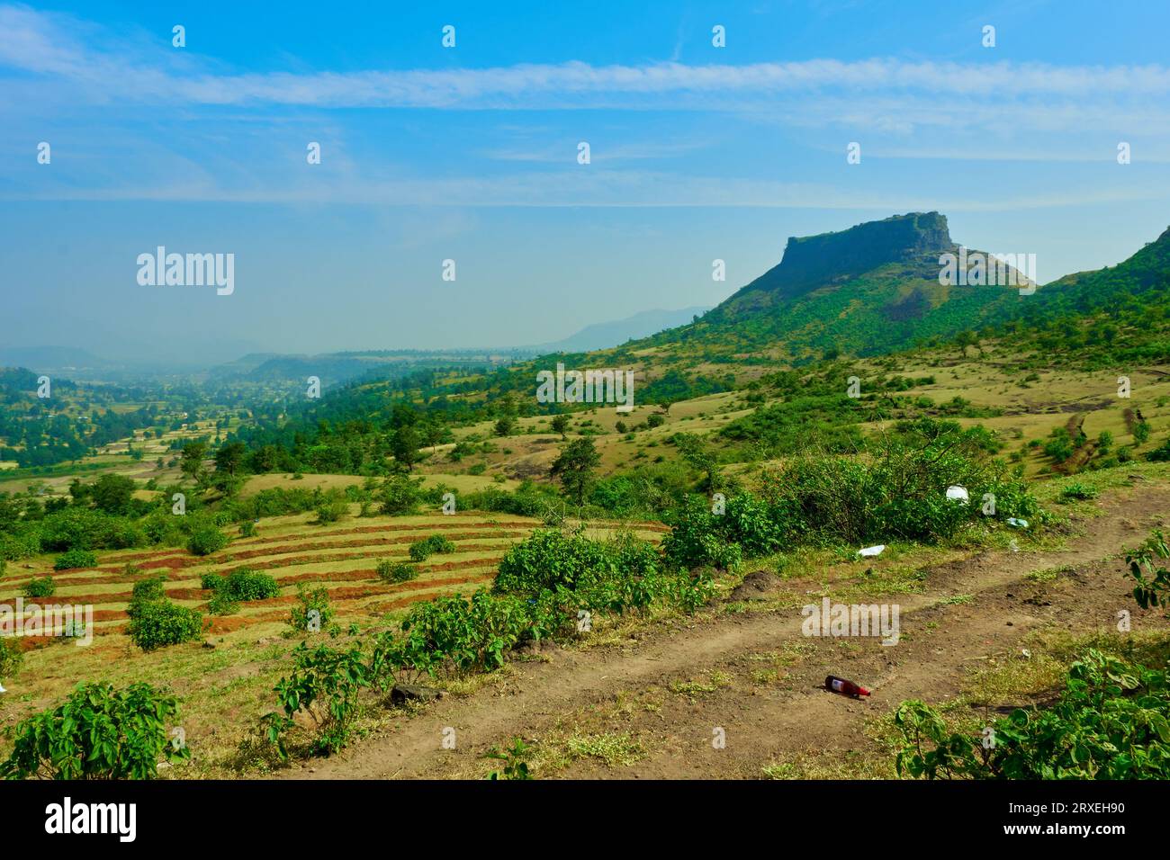Die Festung Hatgadh ragt über die umliegende Landschaft Stockfoto