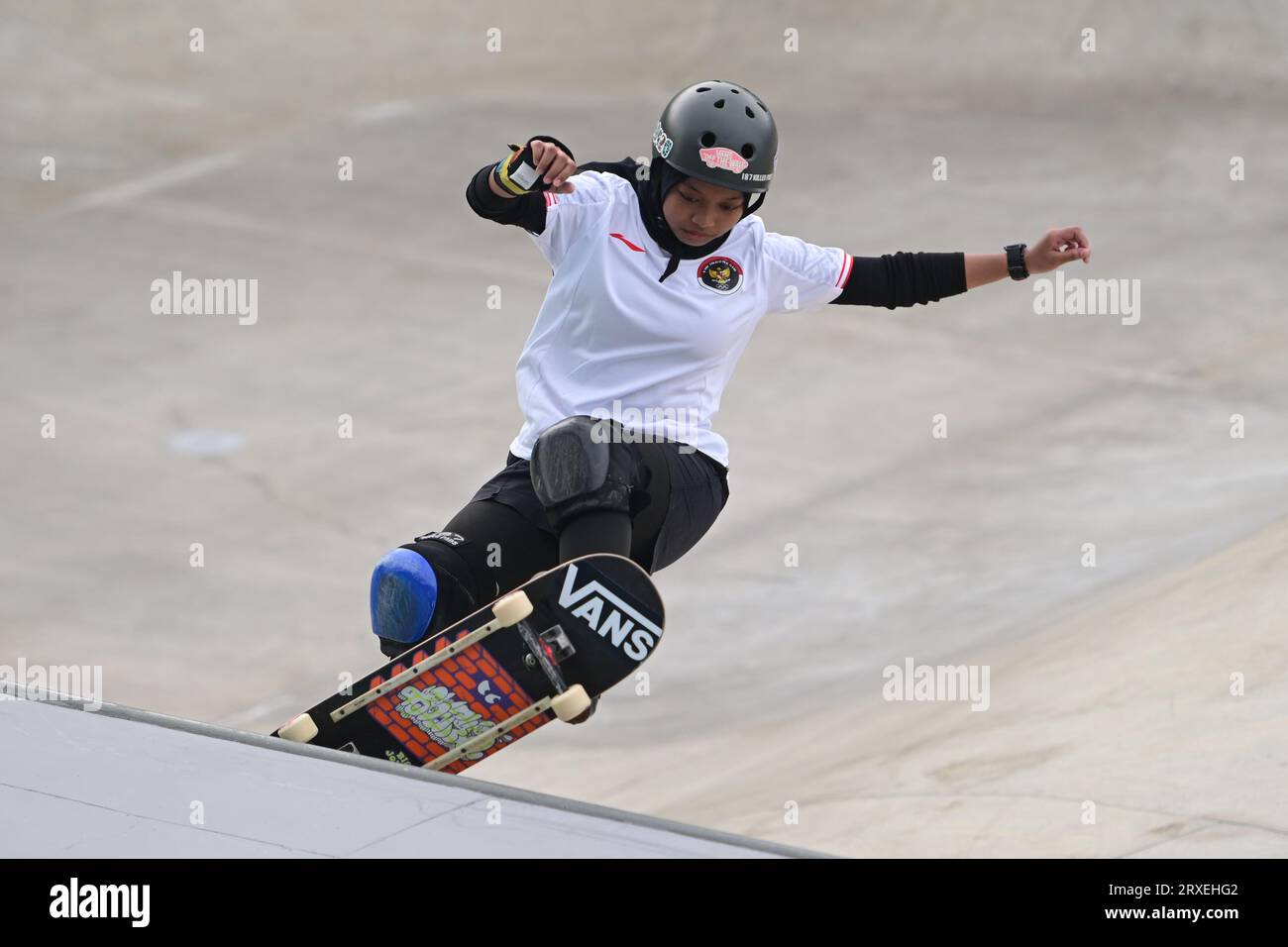 Hangzhou, China. September 2023 25. Nyimas Bunga Cinta aus Indonesien wird beim 19. Endrunde der Asiatischen Spiele Skateboarding Women's Park im Qiantang Roller Sports Centre in Aktion gesehen. Cinta erzielte 60.41. Quelle: SOPA Images Limited/Alamy Live News Stockfoto