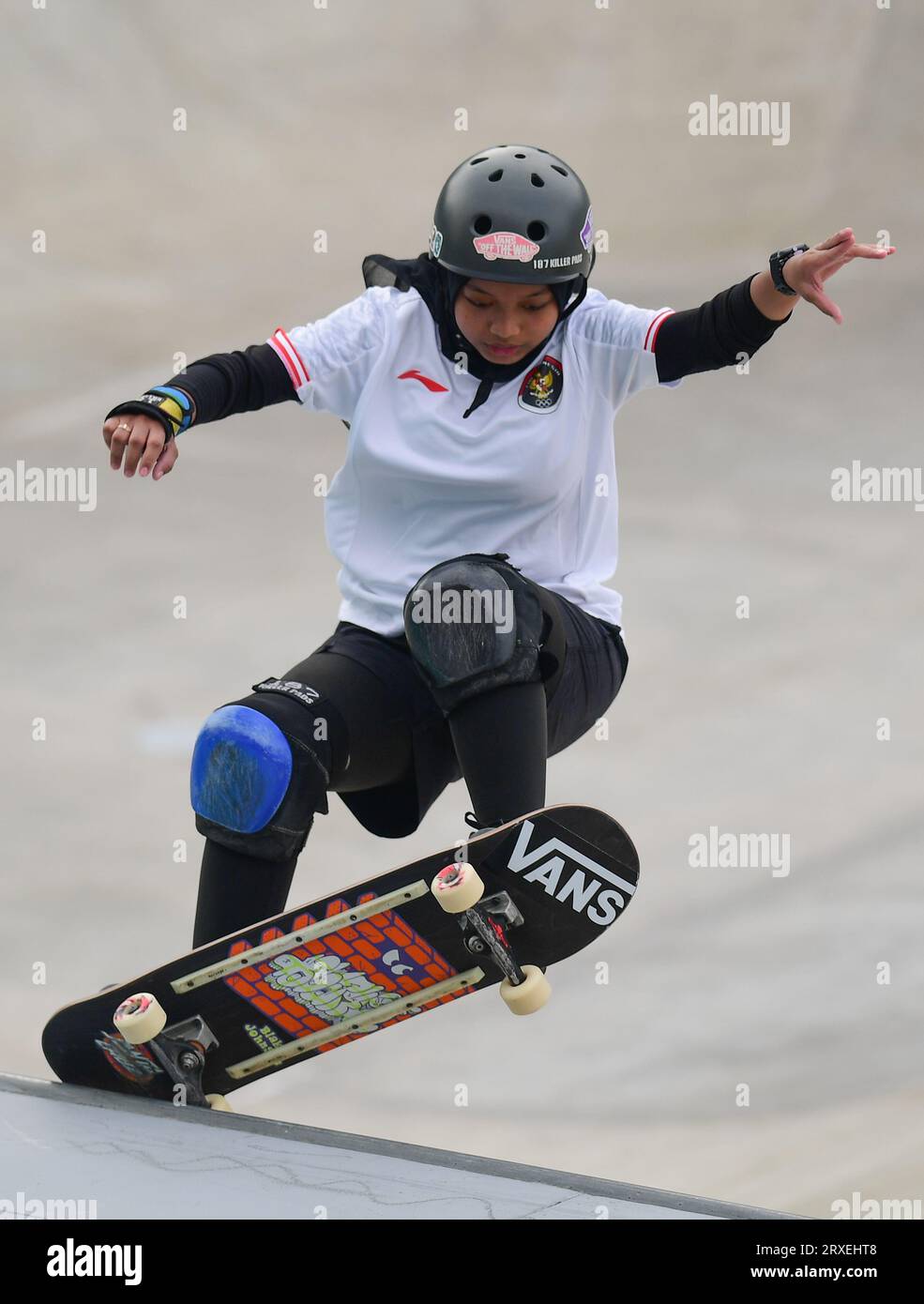 Nyimas Bunga Cinta aus Indonesien wird beim 19. Endrunde der Asiatischen Spiele Skateboarding Women's Park im Qiantang Roller Sports Centre in Aktion gesehen. Cinta erzielte 60.41. (Foto von Luis Veniegra/SOPA Images/SIPA USA) Stockfoto