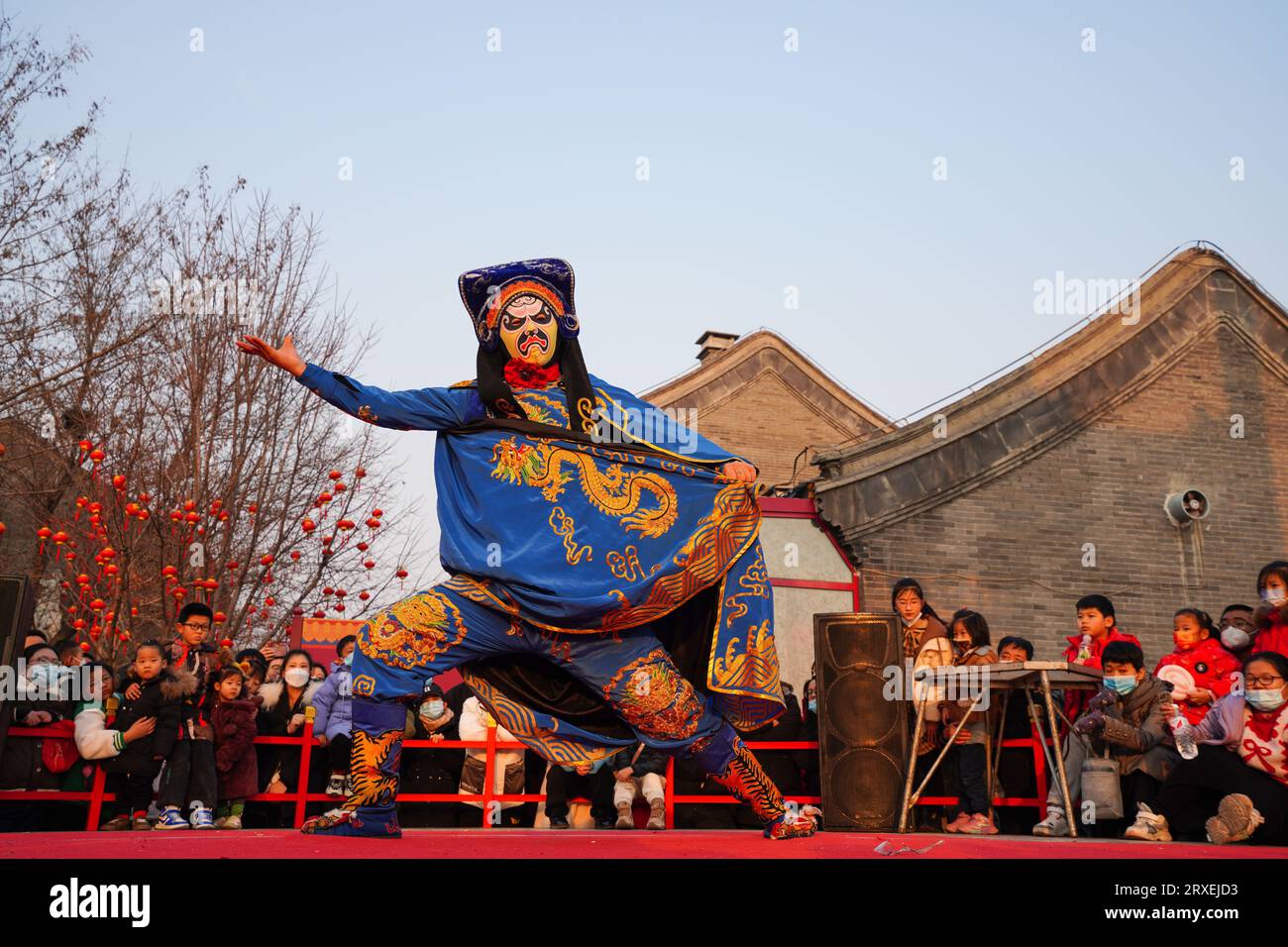 Fengnan City, China - 5. Februar 2023: Sichuan Opera Face Changing Performance in Hetou Old Street. Stockfoto