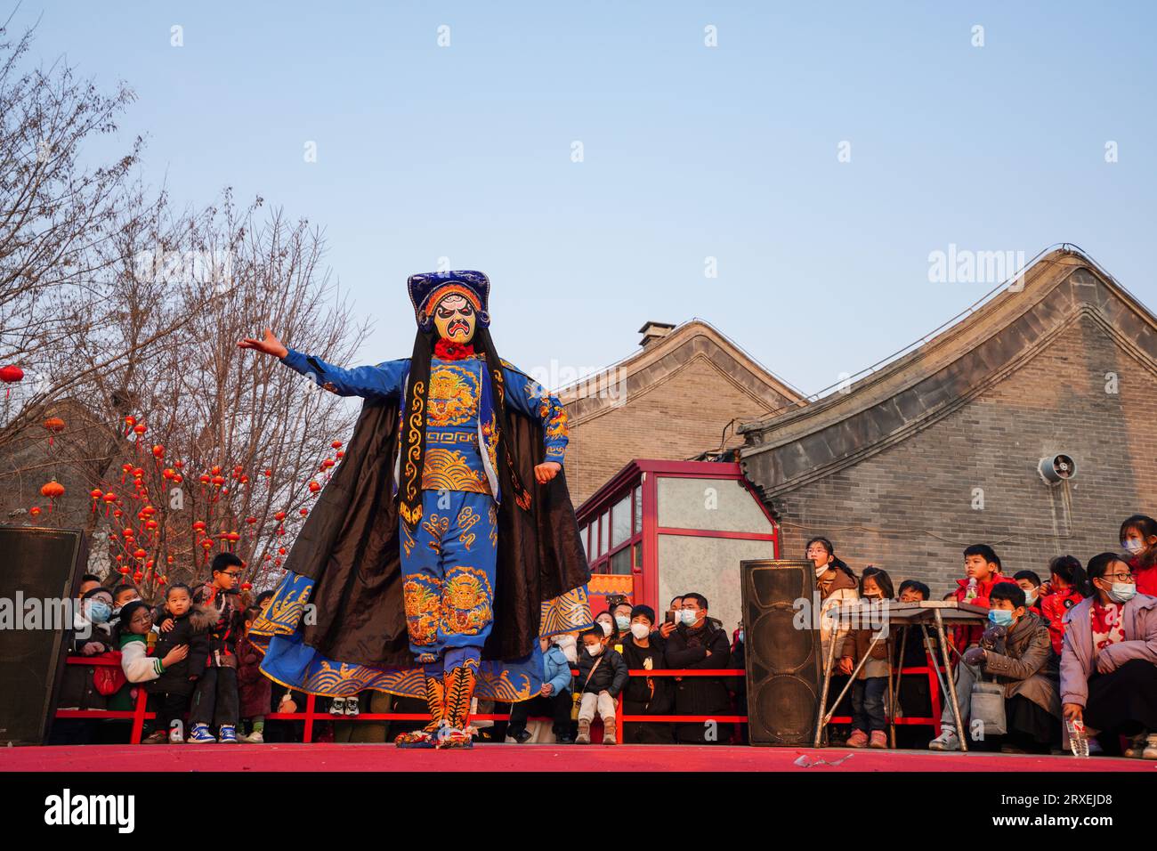 Fengnan City, China - 5. Februar 2023: Sichuan Opera Face Changing Performance in Hetou Old Street. Stockfoto