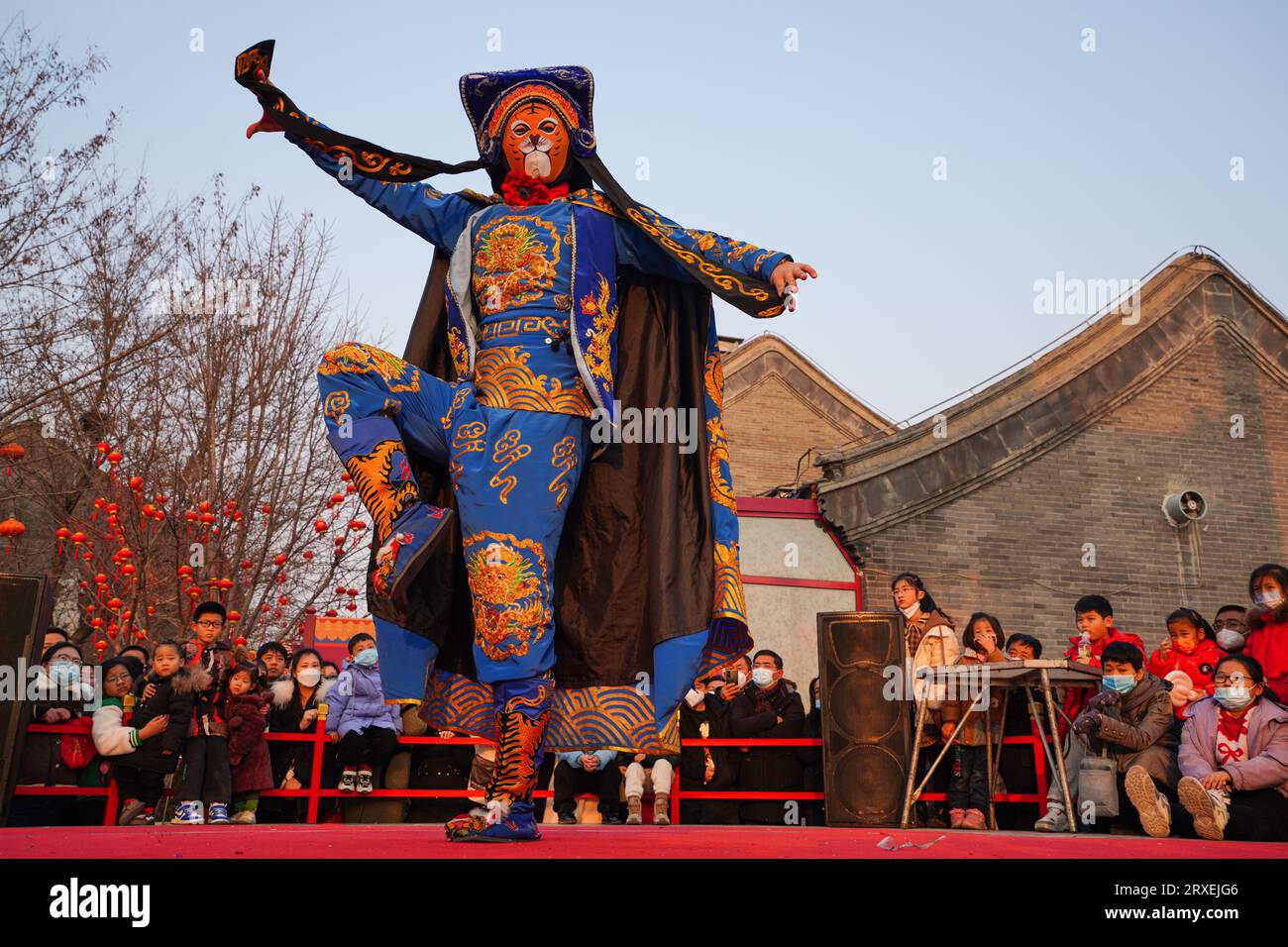 Fengnan City, China - 5. Februar 2023: Sichuan Opera Face Changing Performance in Hetou Old Street. Stockfoto