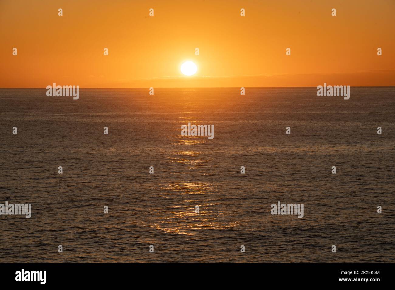 Morgendlicher goldener Sonnenaufgang über dem Meer in Australien Stockfoto