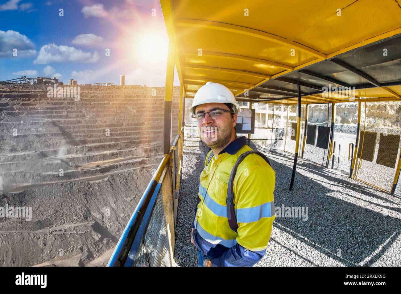 Ingenieur-Bergarbeiter, der den Extraktionsprozess in der Diamantenindustrie bei Sonnenuntergang übersieht Stockfoto