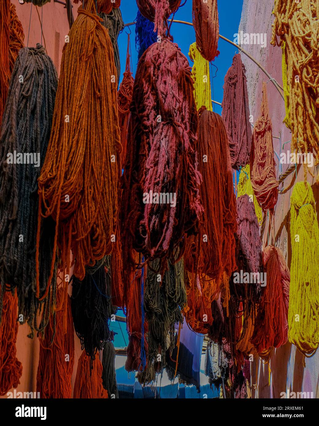 Die hängende Wolle, auf der Straße von Marrakesch. Stockfoto