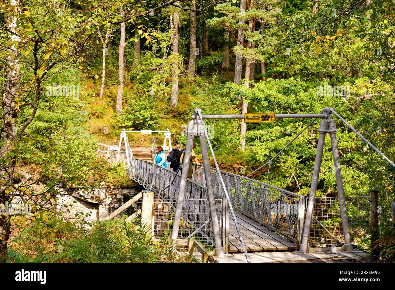 Corrieshalloch Gorge Braemore Kreuzung Schottland die Metallbrücke über die Schlucht mit Touristen im Spätsommer Stockfoto