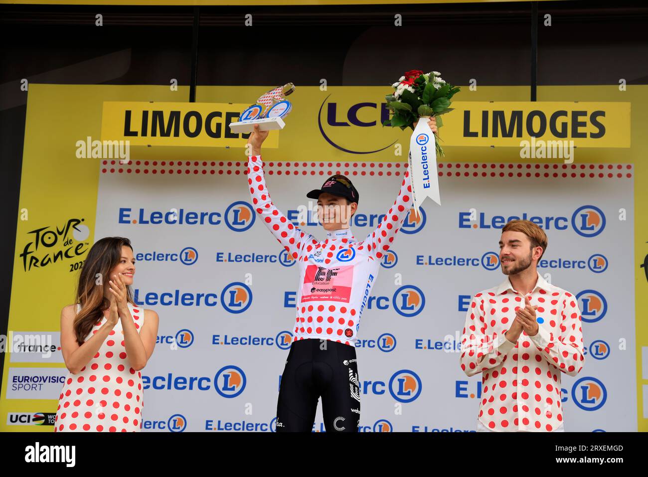 Limoges, Frankreich. Juli 2023. Neilson Pulverloses rotes Polka-Dot-Jersey für den besten Kletterer auf dem Ziel in Limoges der 8. Etappe der Tour de France 2 Stockfoto