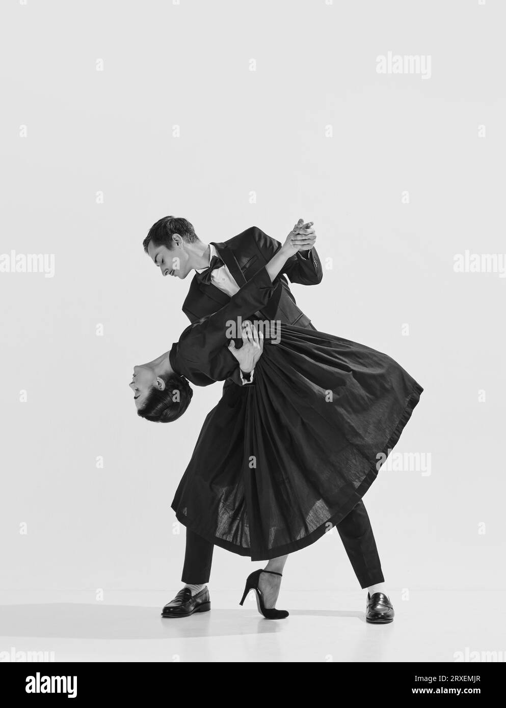 20er-30er-Jahre. Wunderschönes junges Paar, Mann und Frau in eleganten Kleidern, die lindy Hop tanzen. Schwarz-weiß. Stockfoto