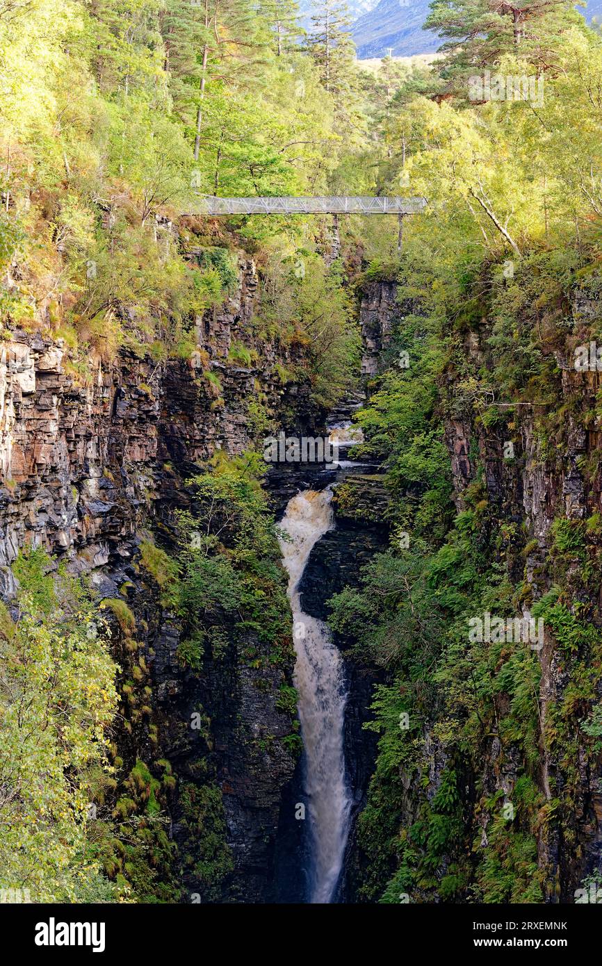 Corrieshalloch Gorge Braemore Junction Scotland die weiße Brücke über die 46 Meter hohen Wasserfälle von Measach im Spätsommer Stockfoto