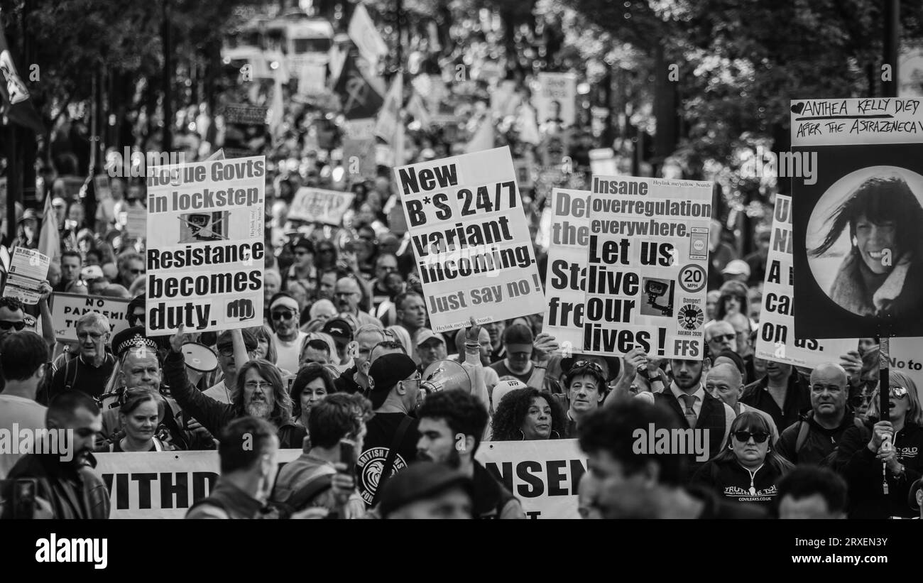 Schwarz-weiß-Bild von Massen, die durch London marschieren und gegen ULEZ und seine Expansion protestieren. Stockfoto