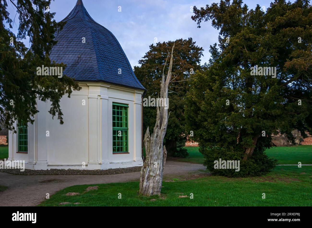 Hochzeitspavillon der Kanzlei Dargun im Schlosspark von Schloss Dargun und Kloster, in der gleichnamigen Stadt Dargun, Mecklenburg, Deutschland. Stockfoto