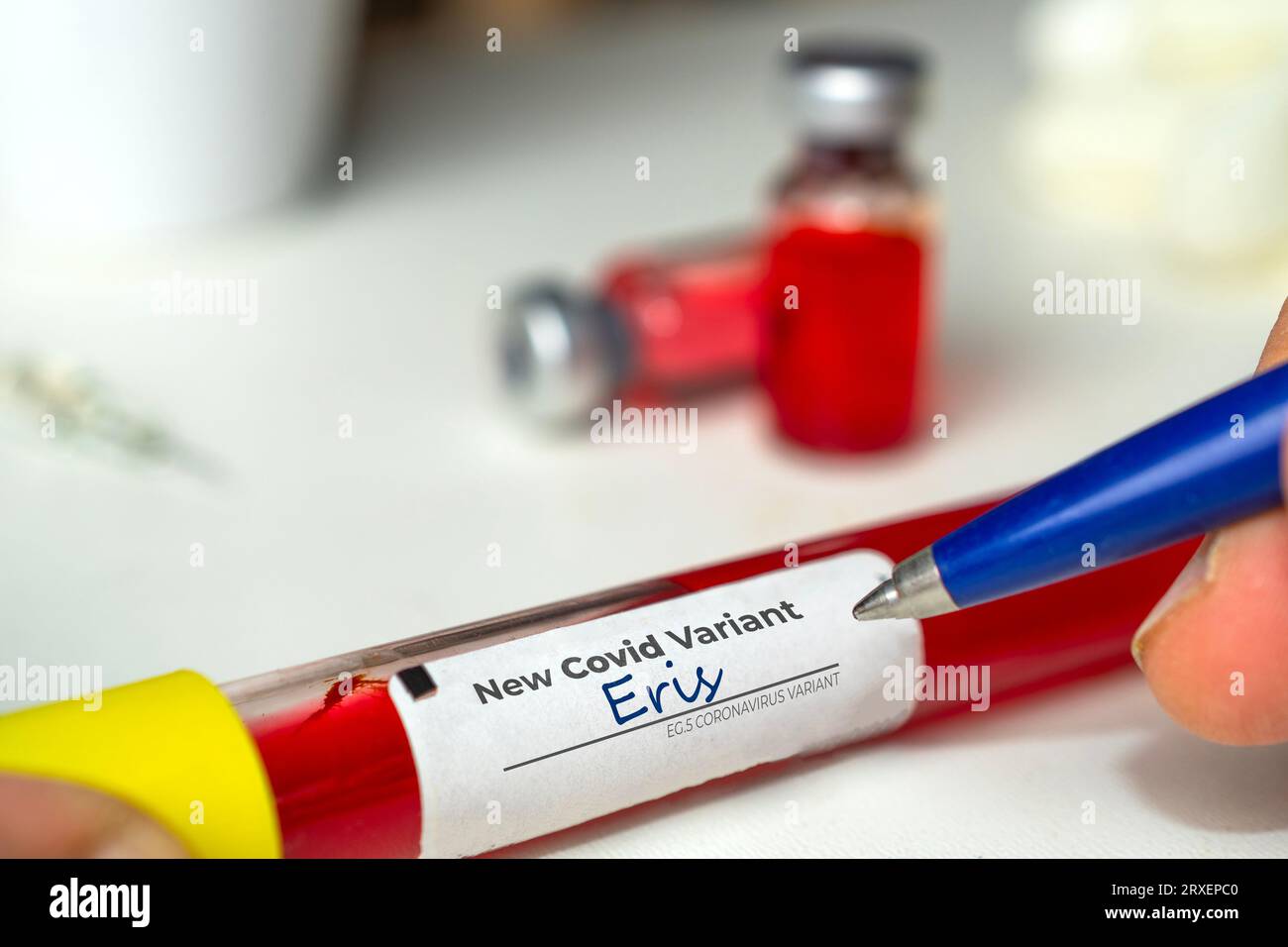 Der Arzt etikettiert eine Durchstechflasche mit der Coronavirus-Variante Eris Stockfoto